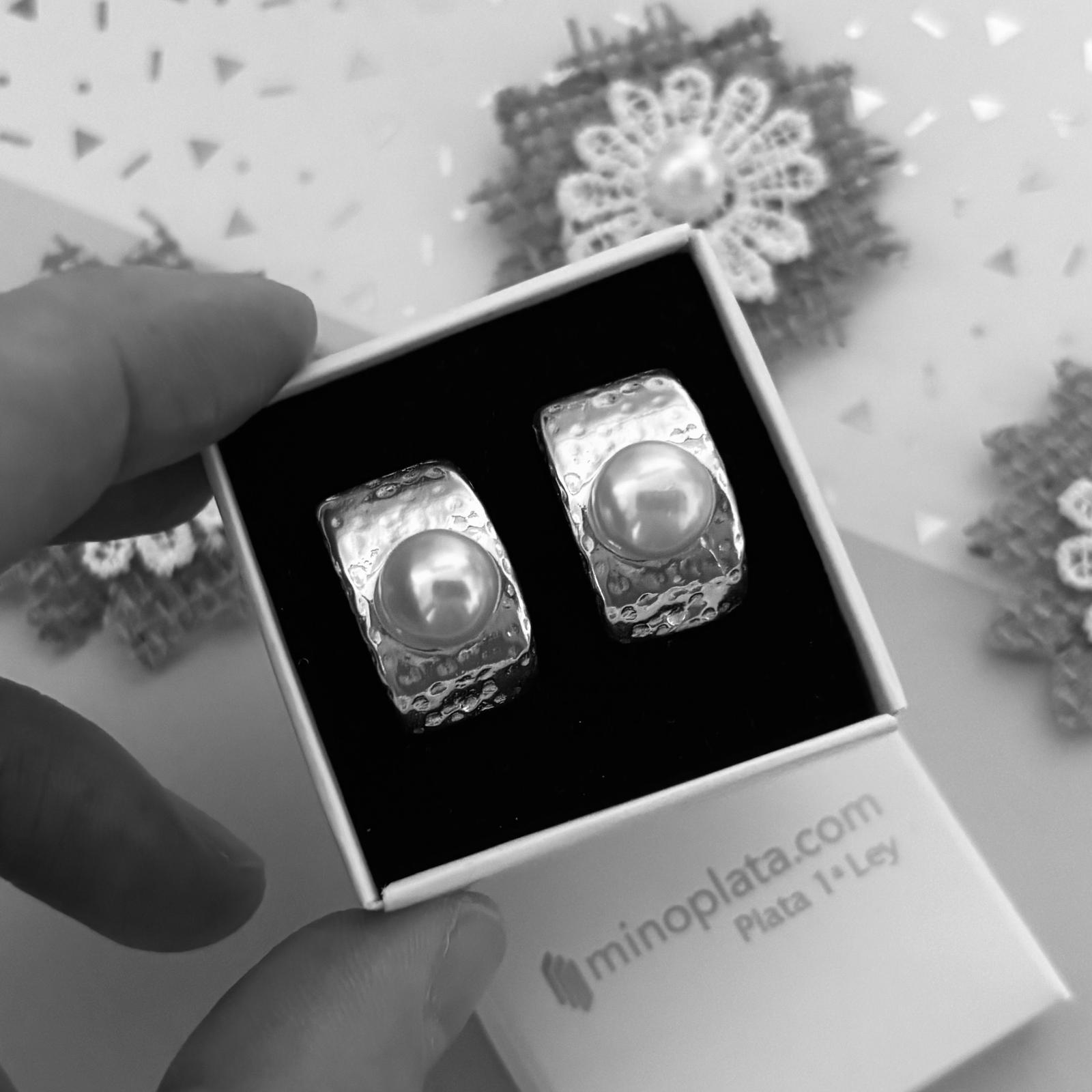 Pendientes de Plata martilleada con Perlas y cierre omega 2