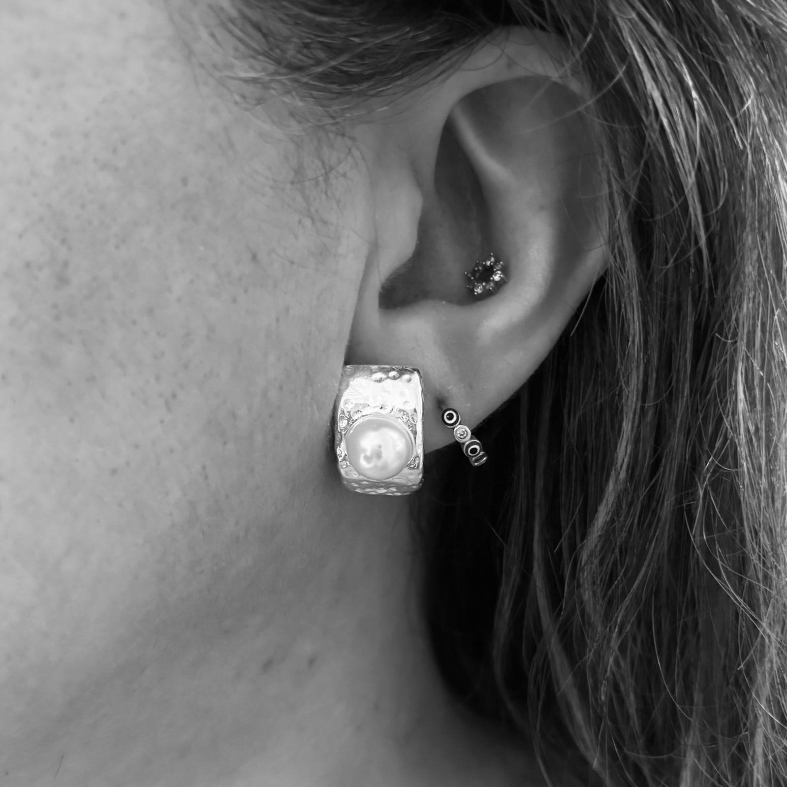 Pendientes de Plata martilleada con Perlas y cierre omega 3