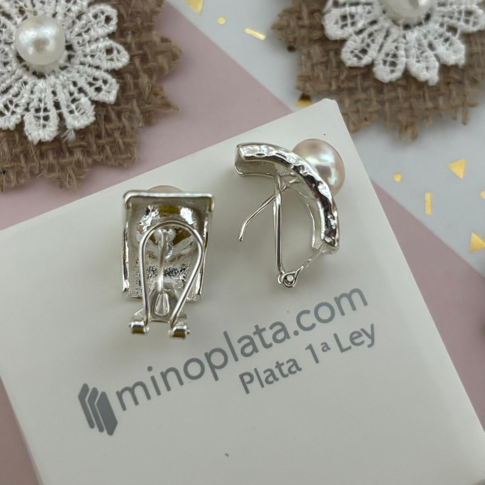Pendientes de Plata martilleada con Perlas y cierre omega 4