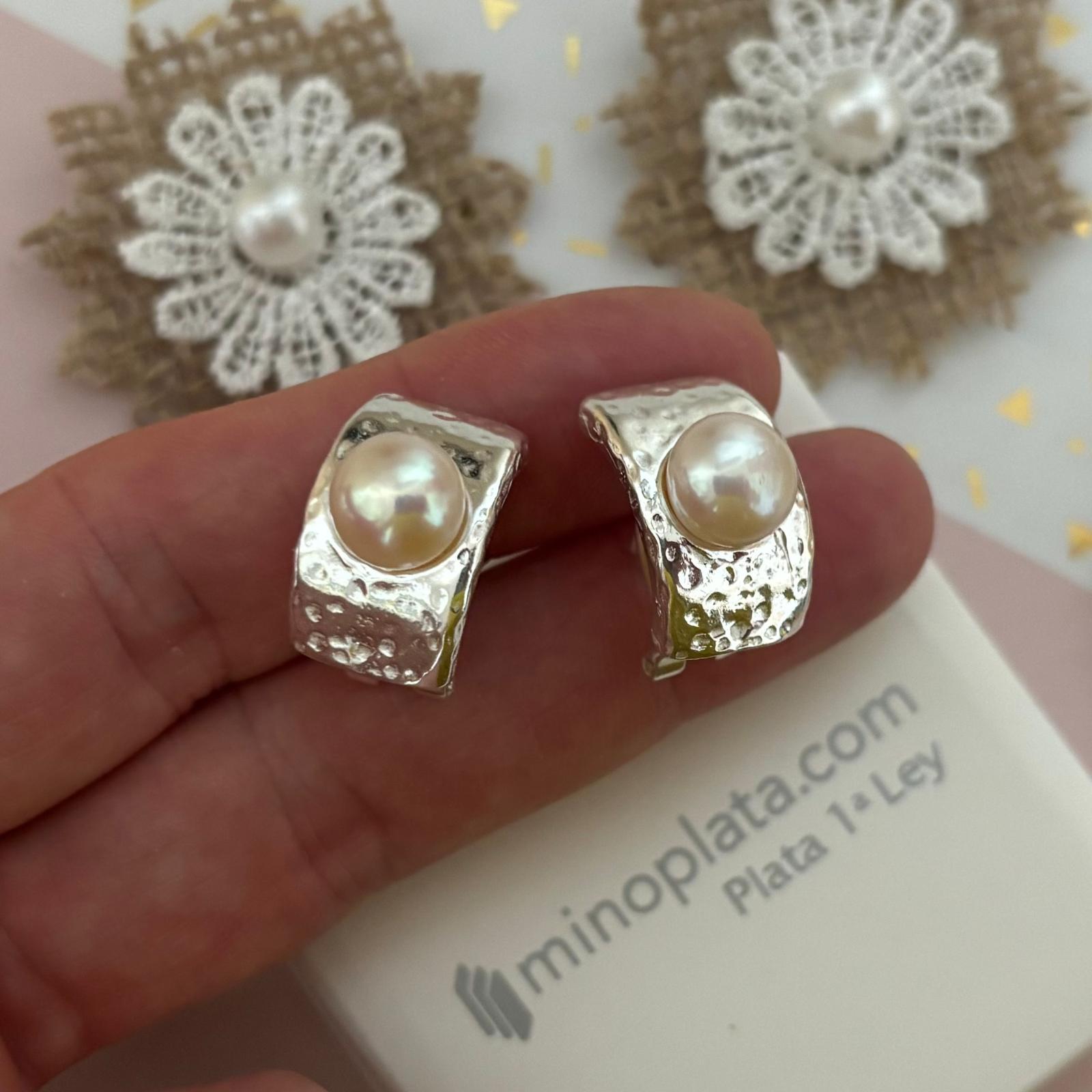 Pendientes de Plata martilleada con Perlas y cierre omega 5