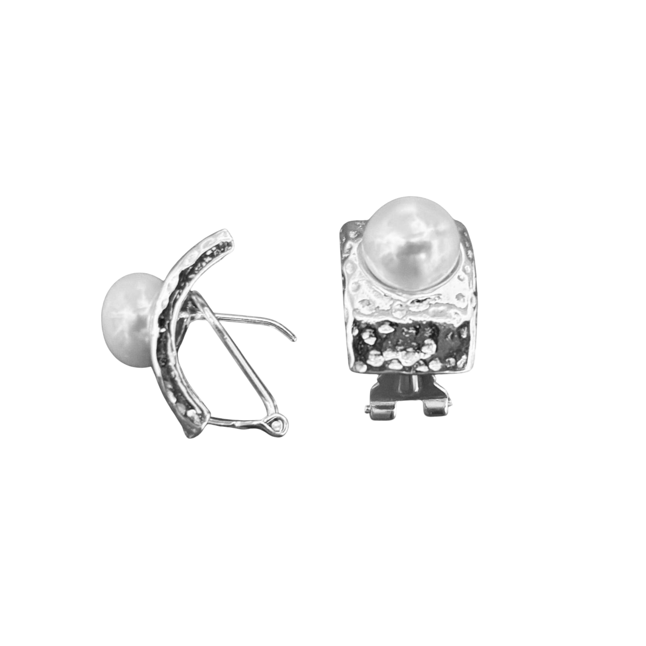 Pendientes de Plata martilleada con Perlas y cierre omega