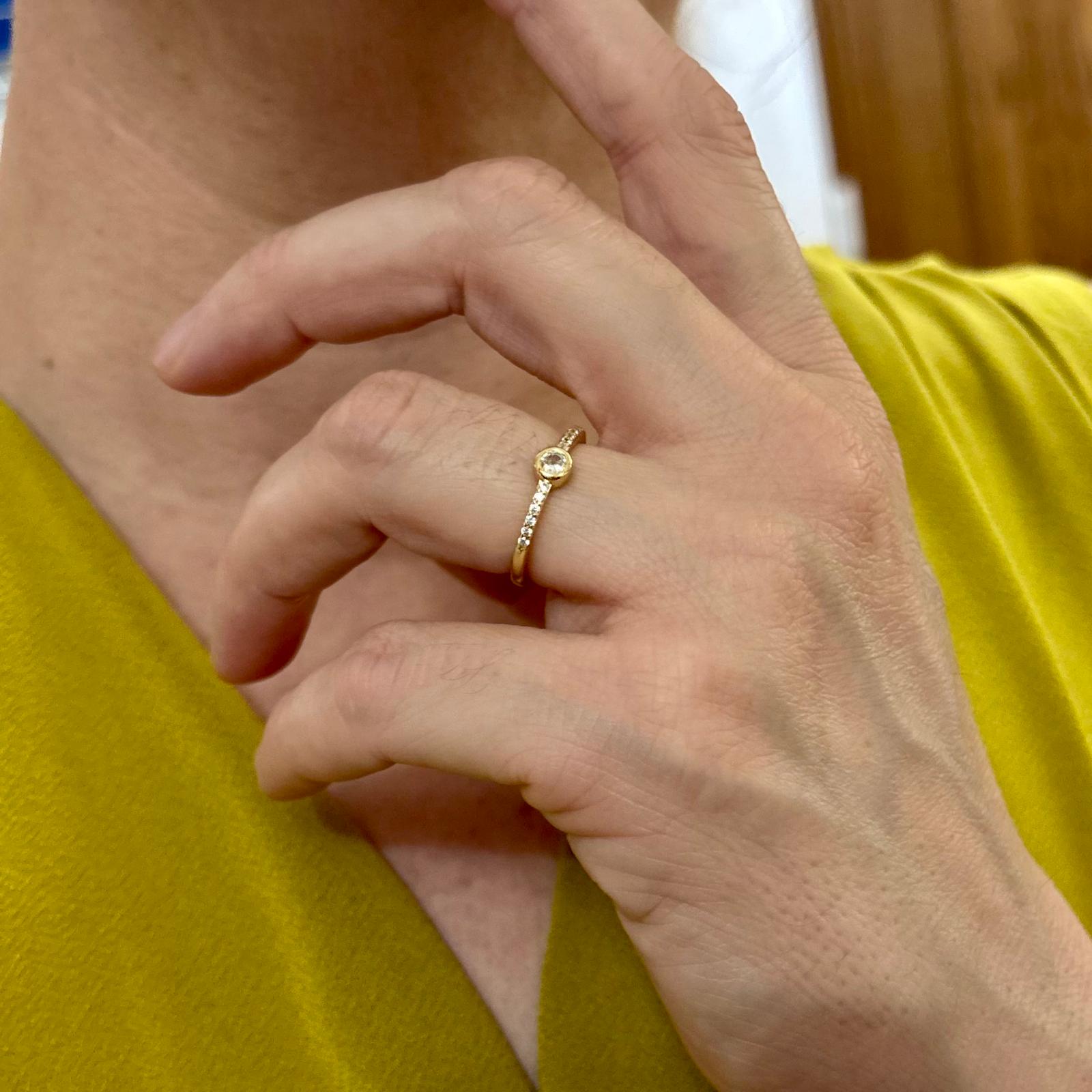 Anillo solitario de Plata de ley chapada dorada con Circonitas blancas 2