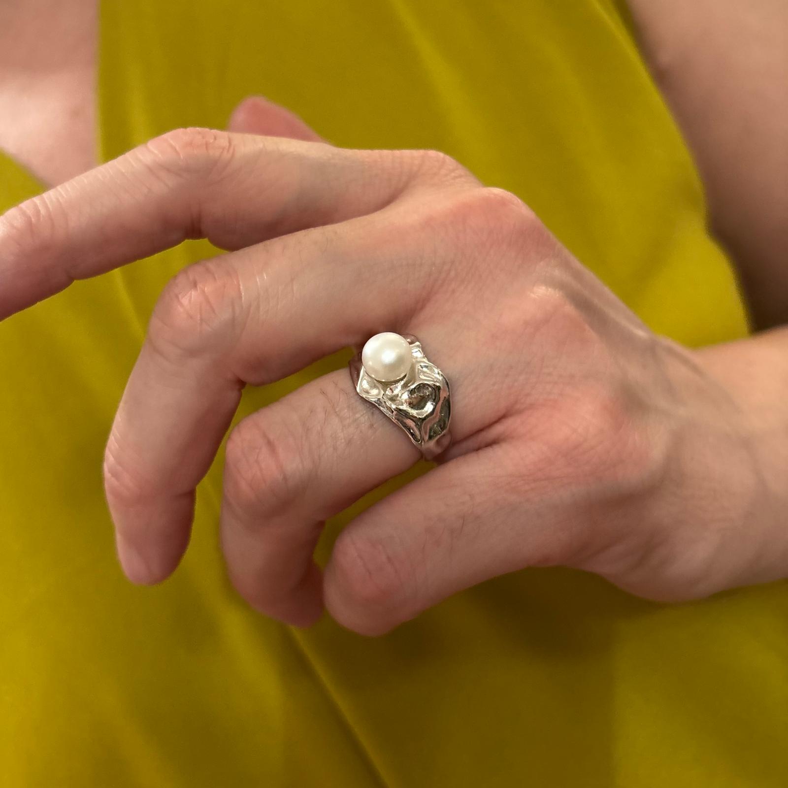 Anillo ajustable de Plata de ley martilleada con Perla cultivada 2