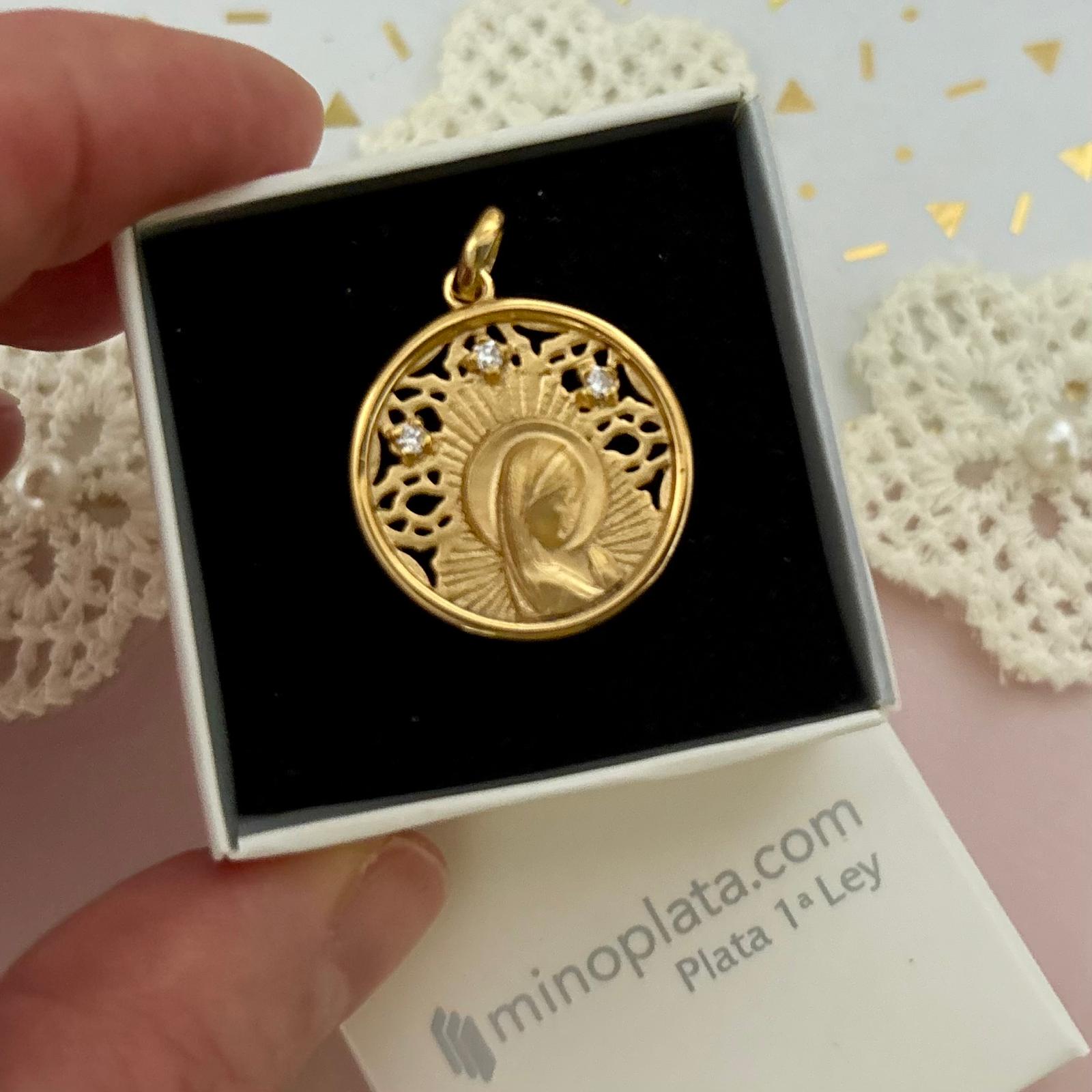 Medalla Virgen Niña calada con Circonitas en Plata de ley chapada Oro 22mm 2