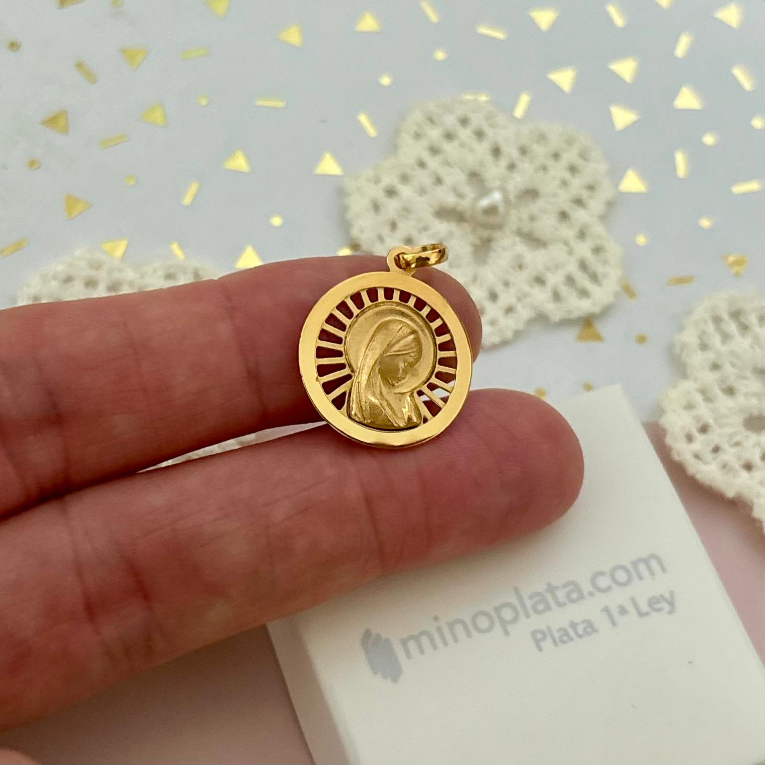 Medalla Virgen Niña calada de Plata de ley chapada en Oro 18mm 4