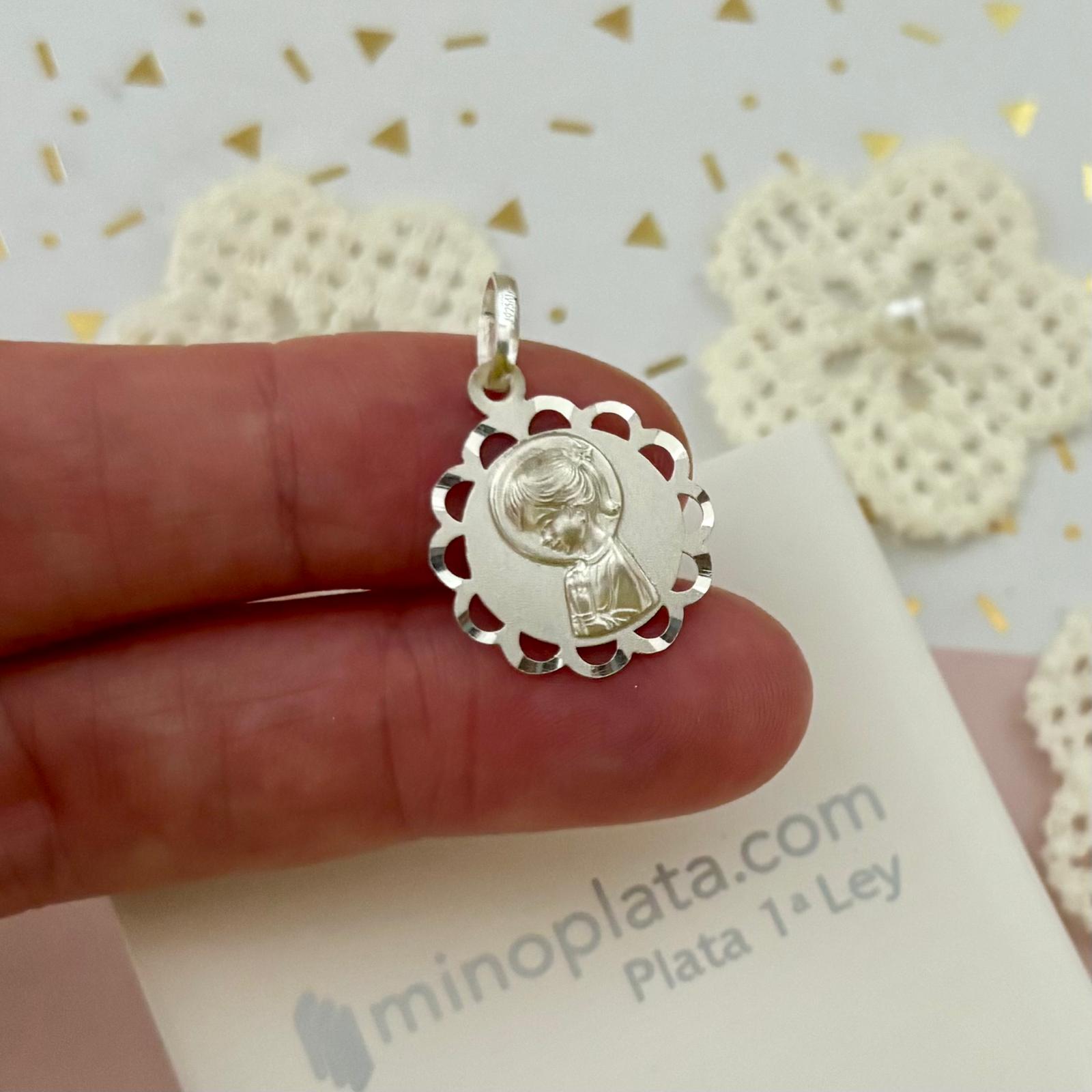 Medalla Virgen Niña calada de Plata de ley 925 17mm 4