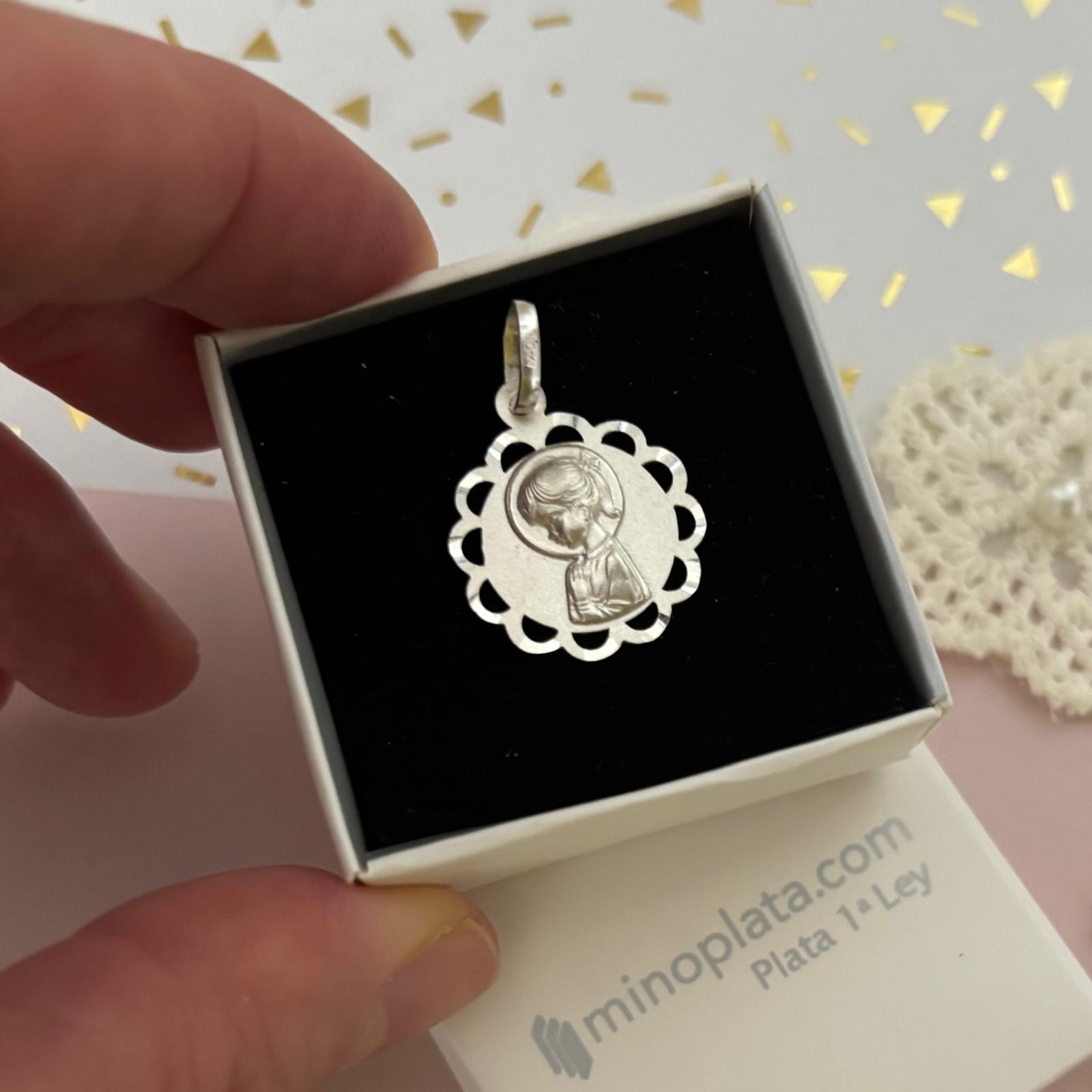 Medalla Virgen Niña calada de Plata de ley 925 17mm 2