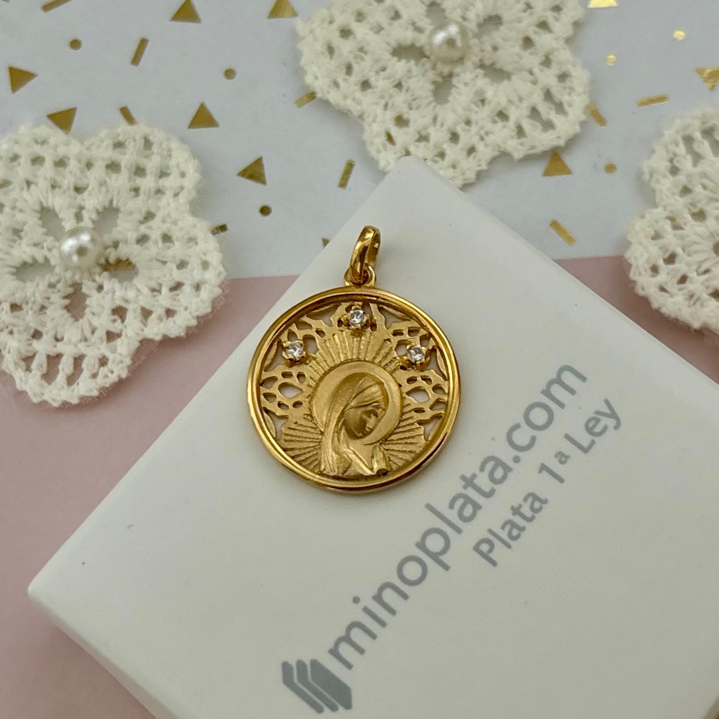 Medalla Virgen Niña calada con Circonitas en Plata de ley chapada Oro 22mm 4
