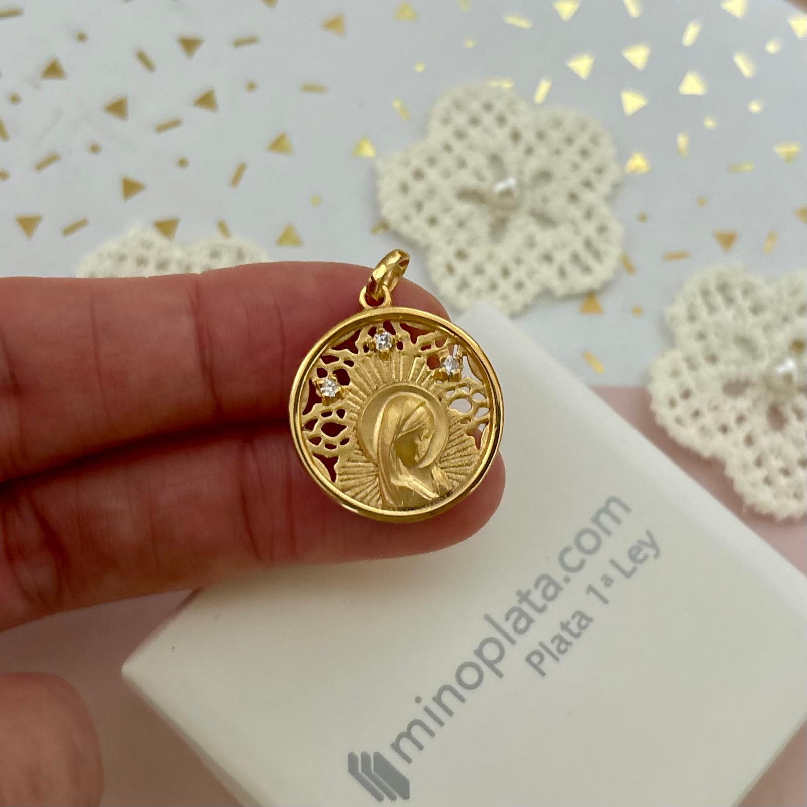 Medalla Virgen Niña calada con Circonitas en Plata de ley chapada Oro 22mm 3