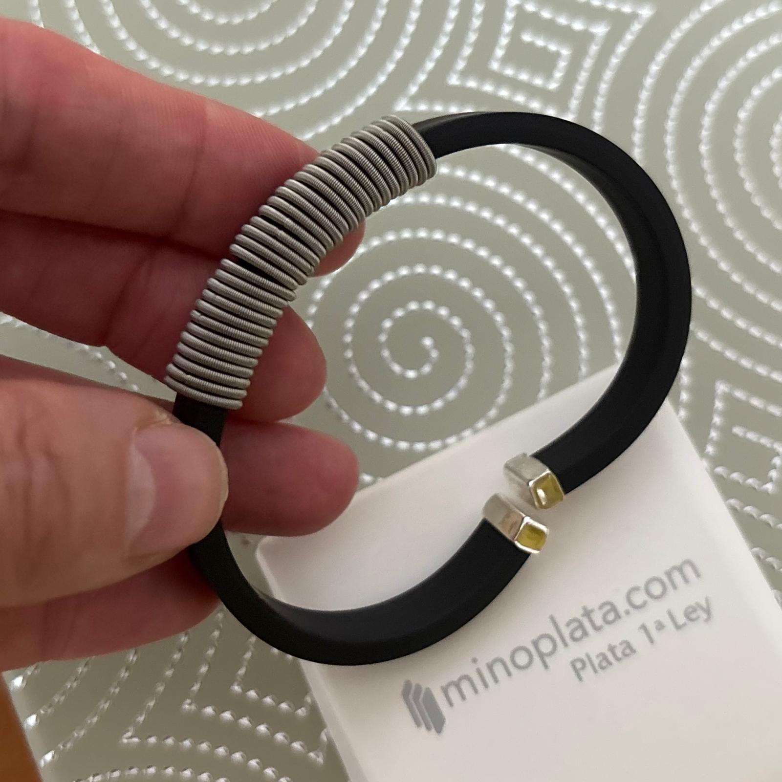 Pulsera caucho negro plano anillas de Acero y terminales de Plata para hombre 3