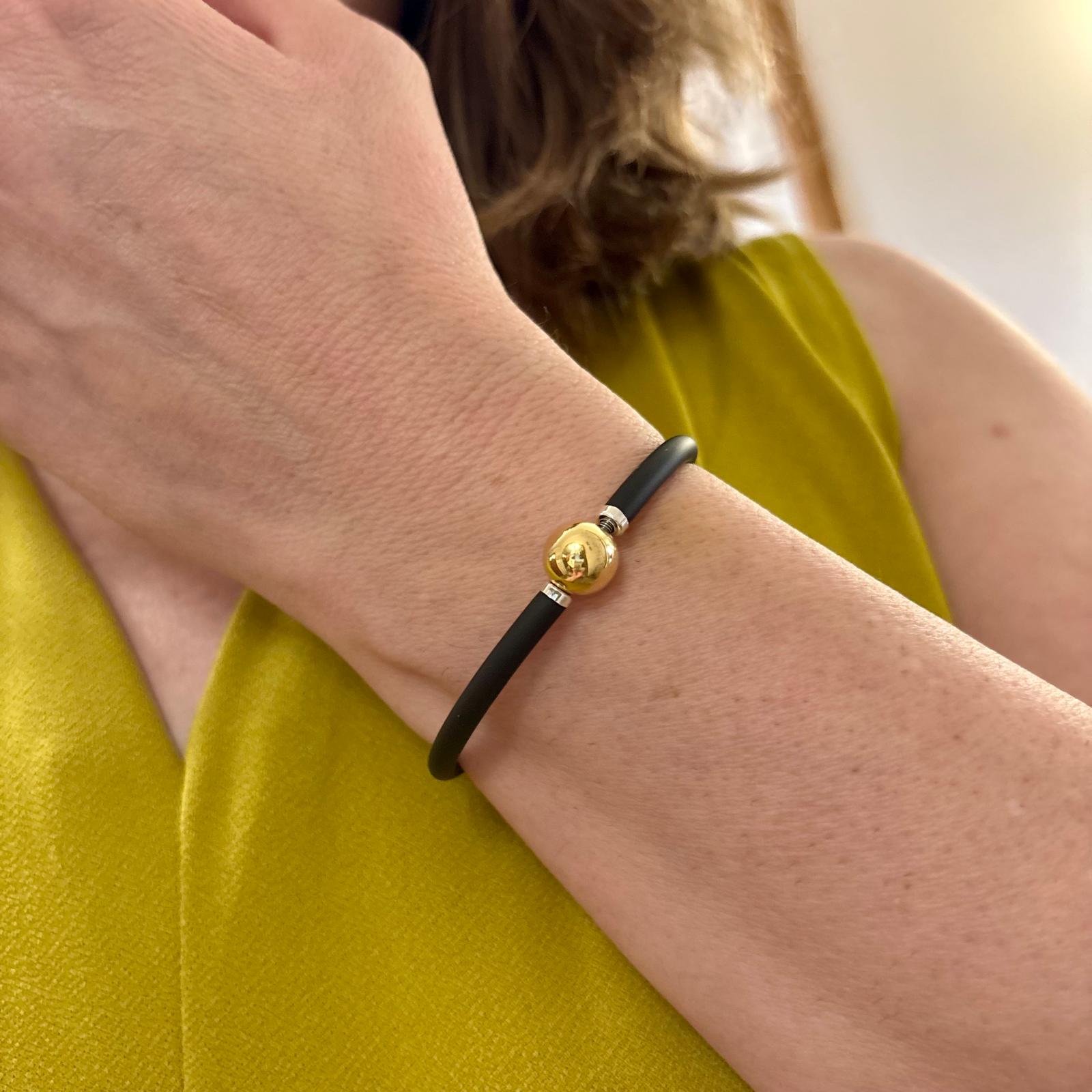 Pulsera elástica caucho negro y bola de Plata de ley chapada en oro 2