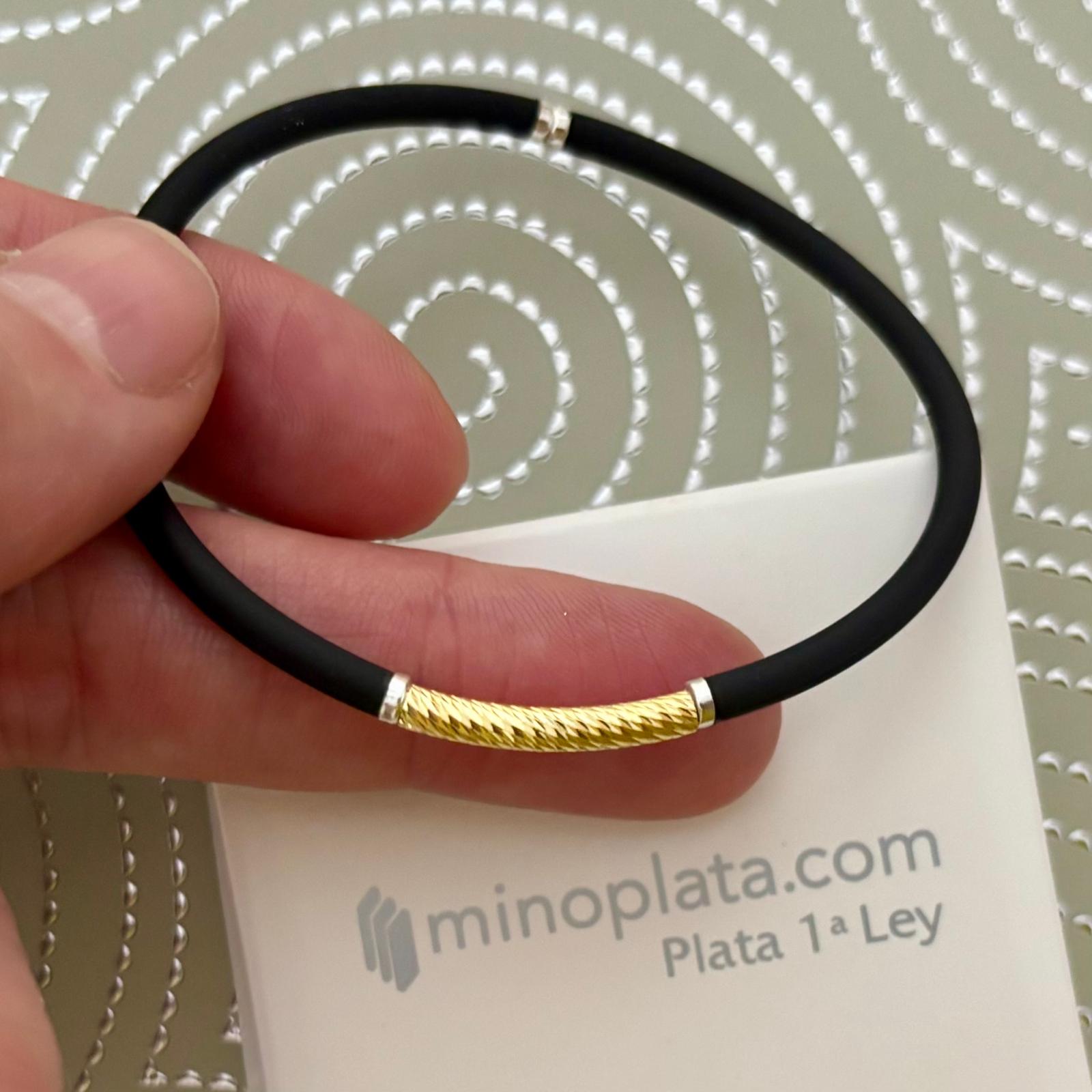 Pulsera elástica caucho negro y Plata de ley dorada tallada