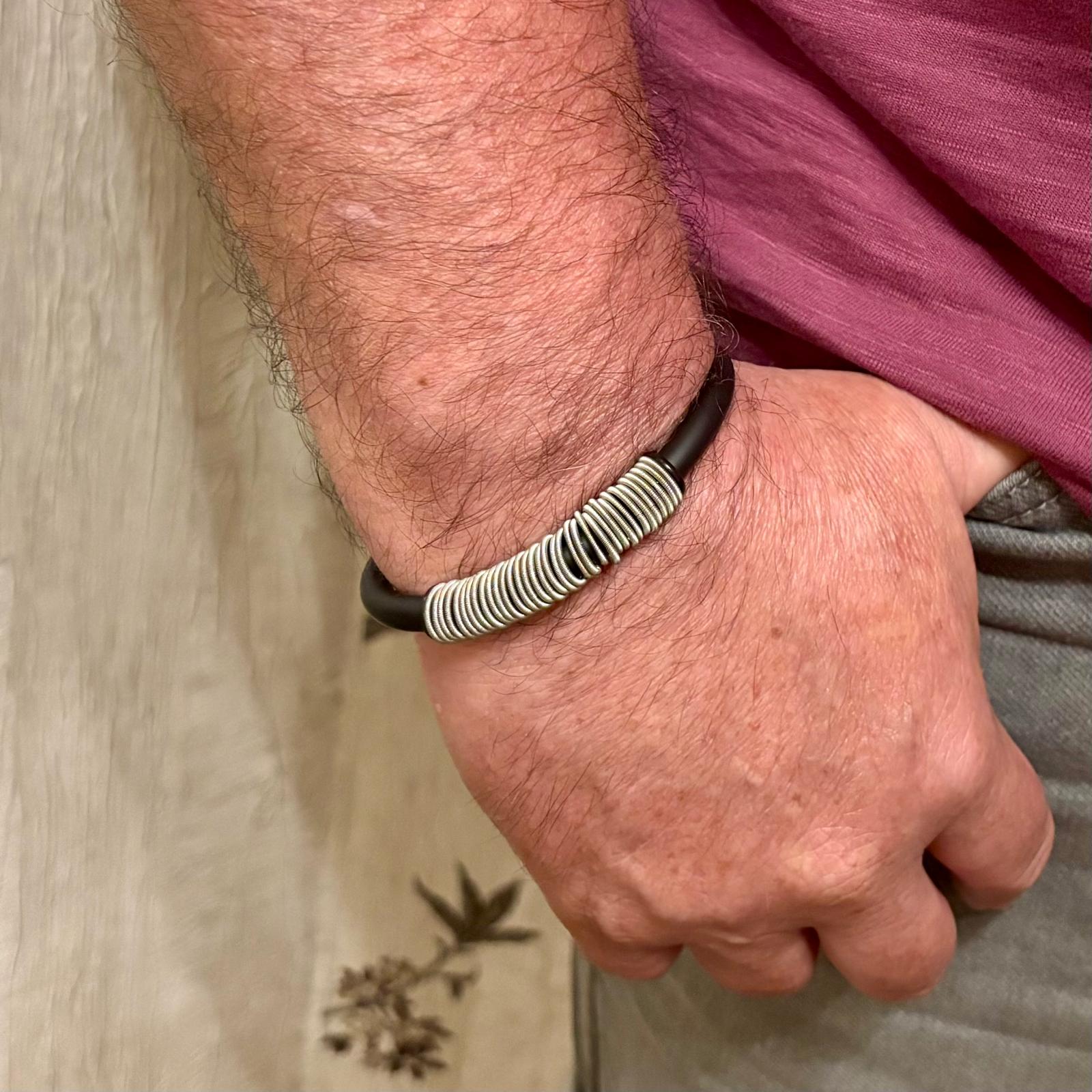 Pulsera caucho negro anillas de Acero y terminales de Plata hombre 3