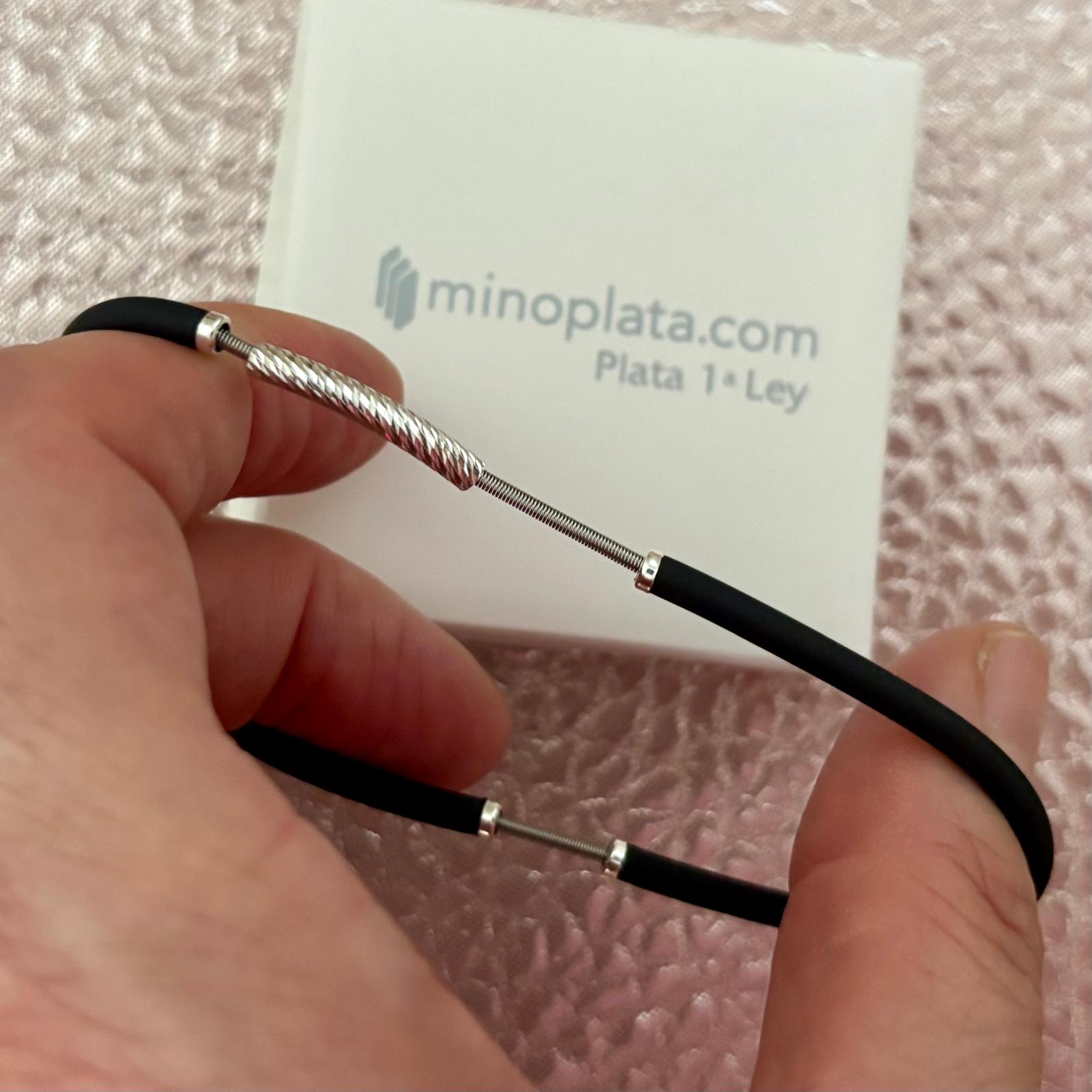 Pulsera elástica caucho negro y Plata de ley tallada 4