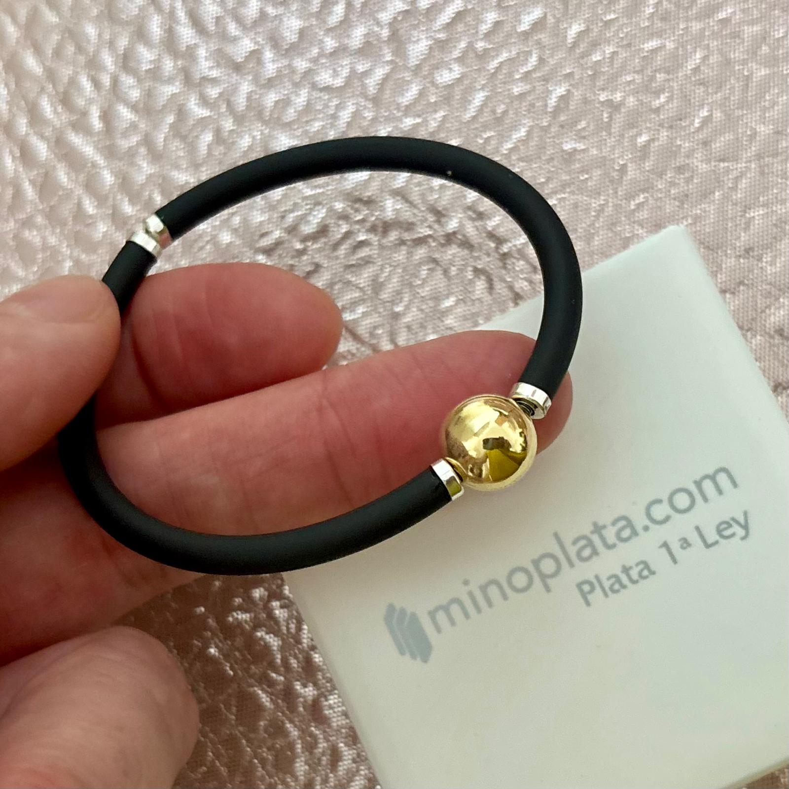 Pulsera elástica caucho negro y bola de Plata de ley chapada en oro 3