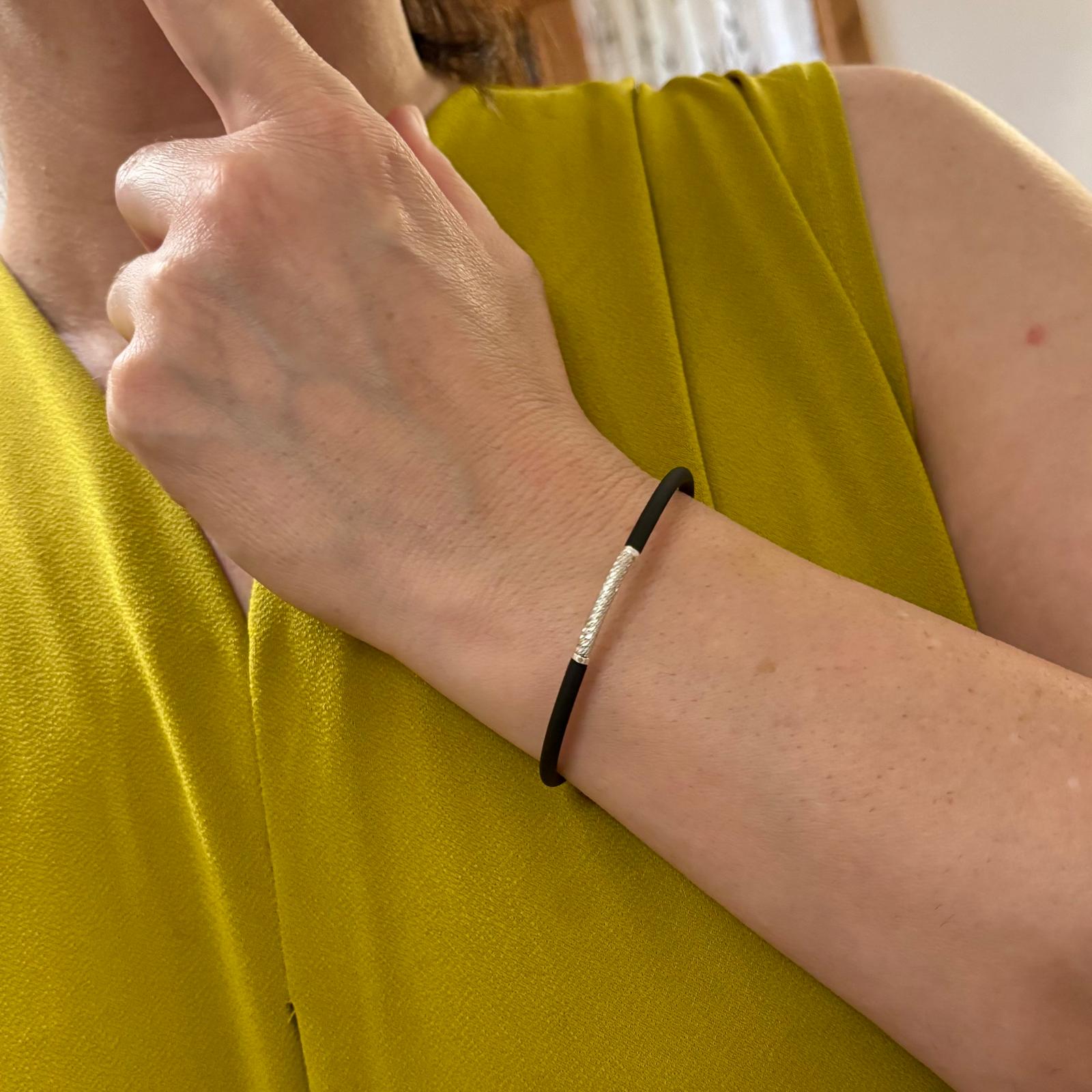 Pulsera elástica caucho negro y Plata de ley tallada 2