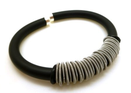 Pulsera caucho negro anillas de Acero y terminales de Plata hombre