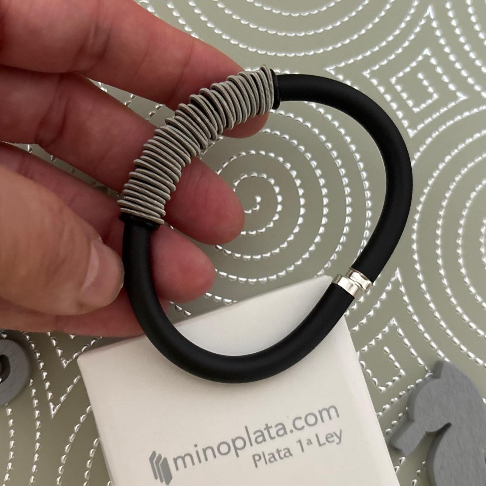 Pulsera caucho negro anillas de Acero y terminales de Plata hombre 2