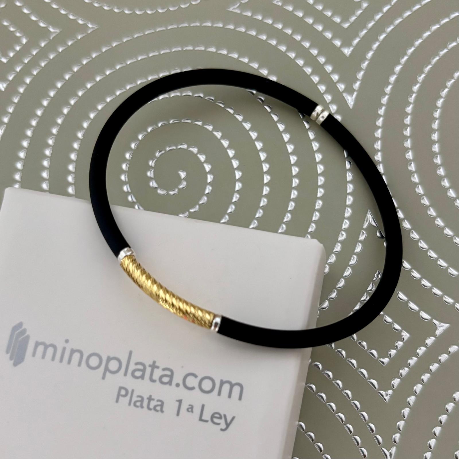 Pulsera elástica caucho negro y Plata de ley dorada tallada 3