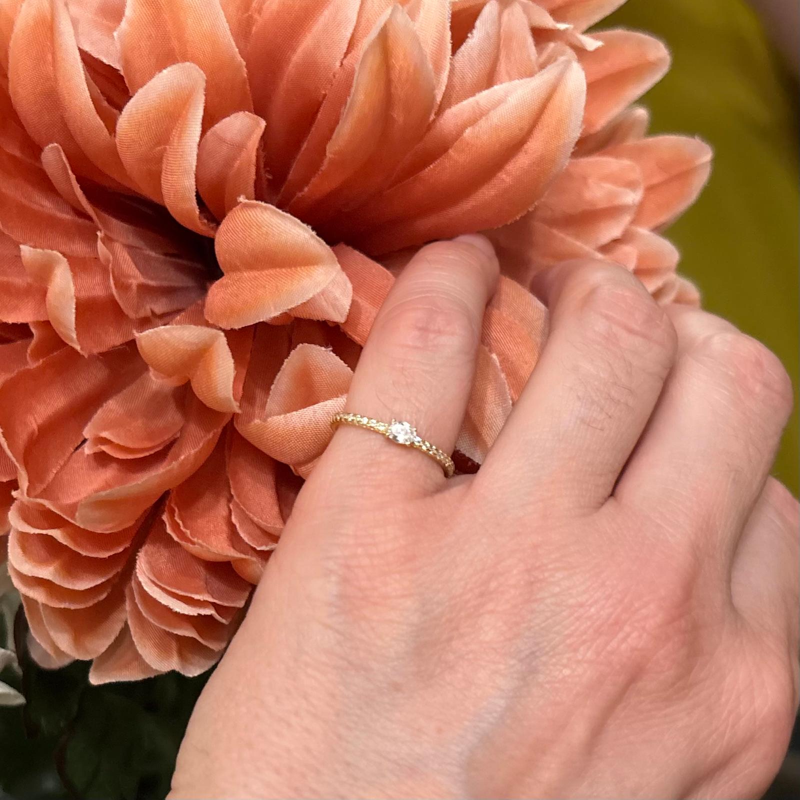 Anillo solitario de Plata bañada en Oro con Circonitas microengastadas 2