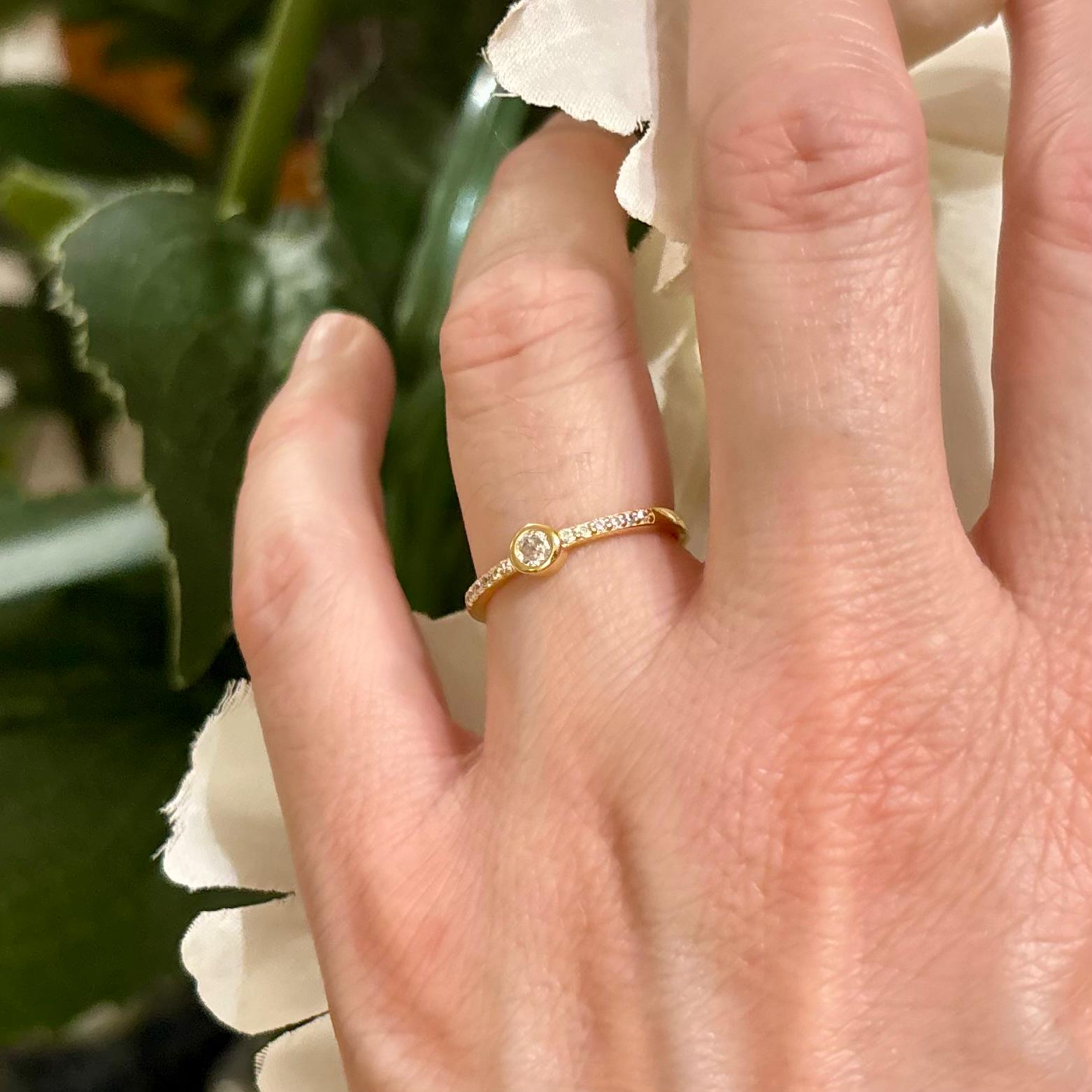 Anillo solitario de Plata de ley chapada dorada con Circonitas blancas 3