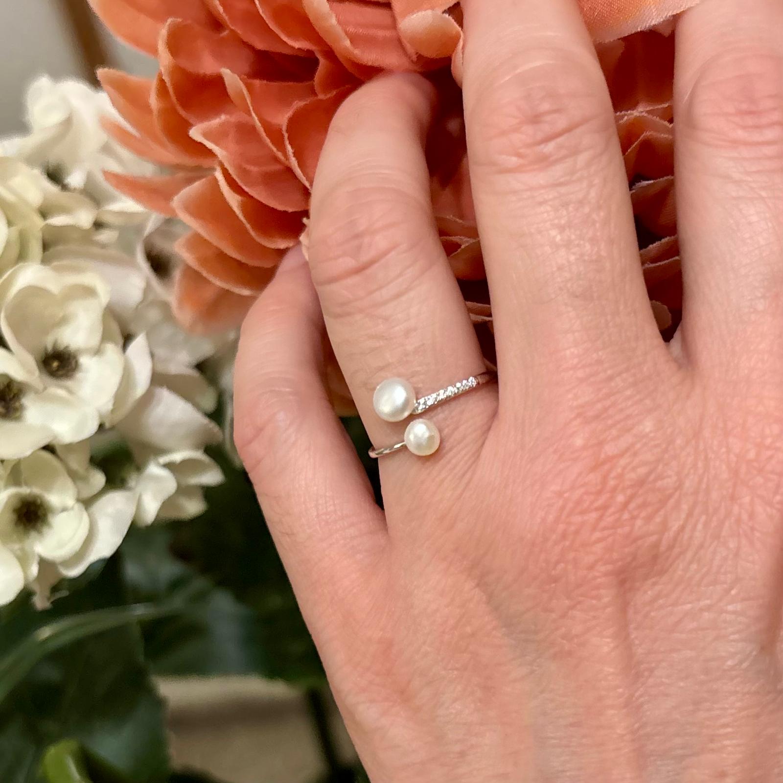 Anillo ajustable Perlas cultivadas y Circonitas en Plata de ley rodiada 2