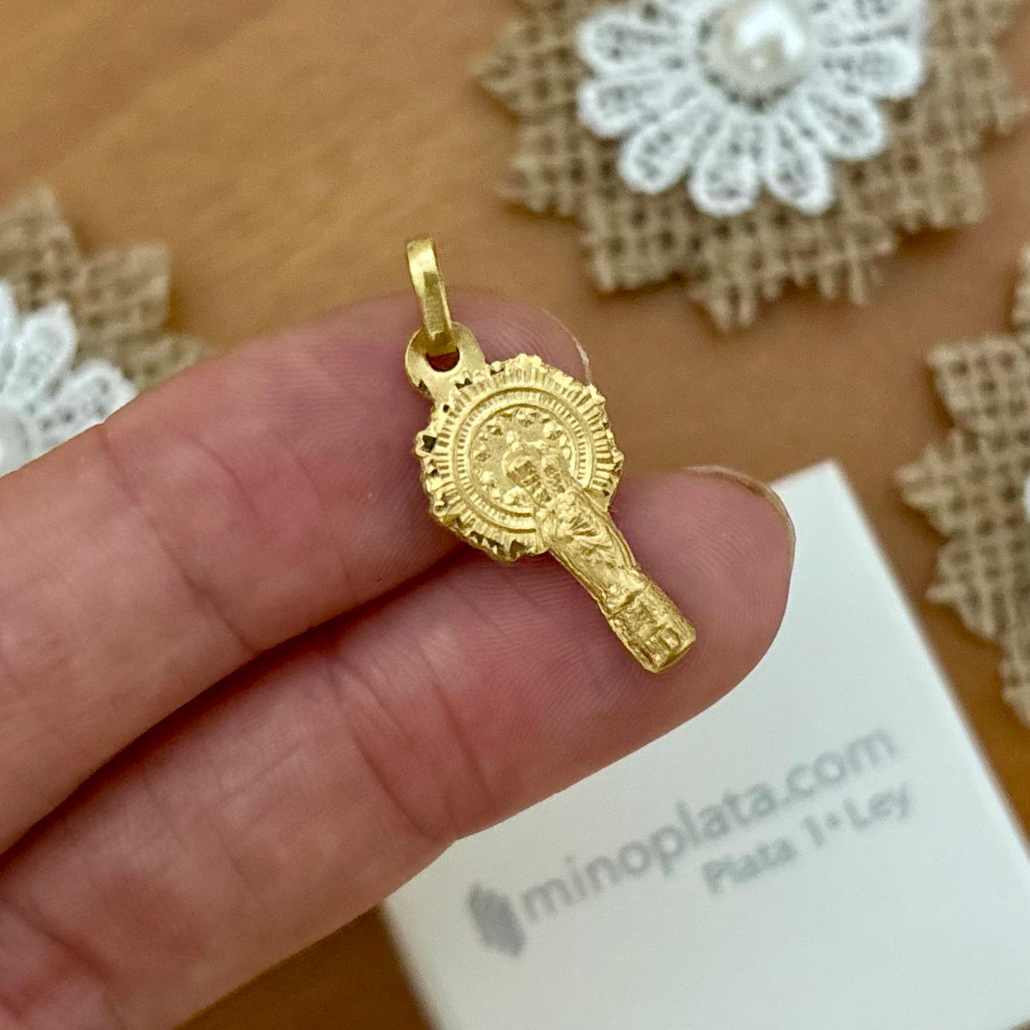 Medalla silueta de la Virgen del Pilar de Plata bañada en Oro 12x23mm 1