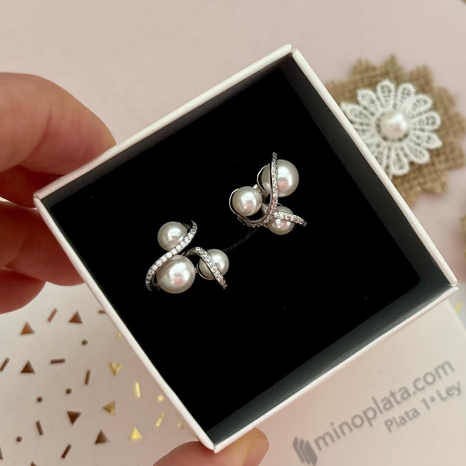 Pendientes tres Perlas cultivadas con Circonitas en Plata de ley rodiada cierre omega 2