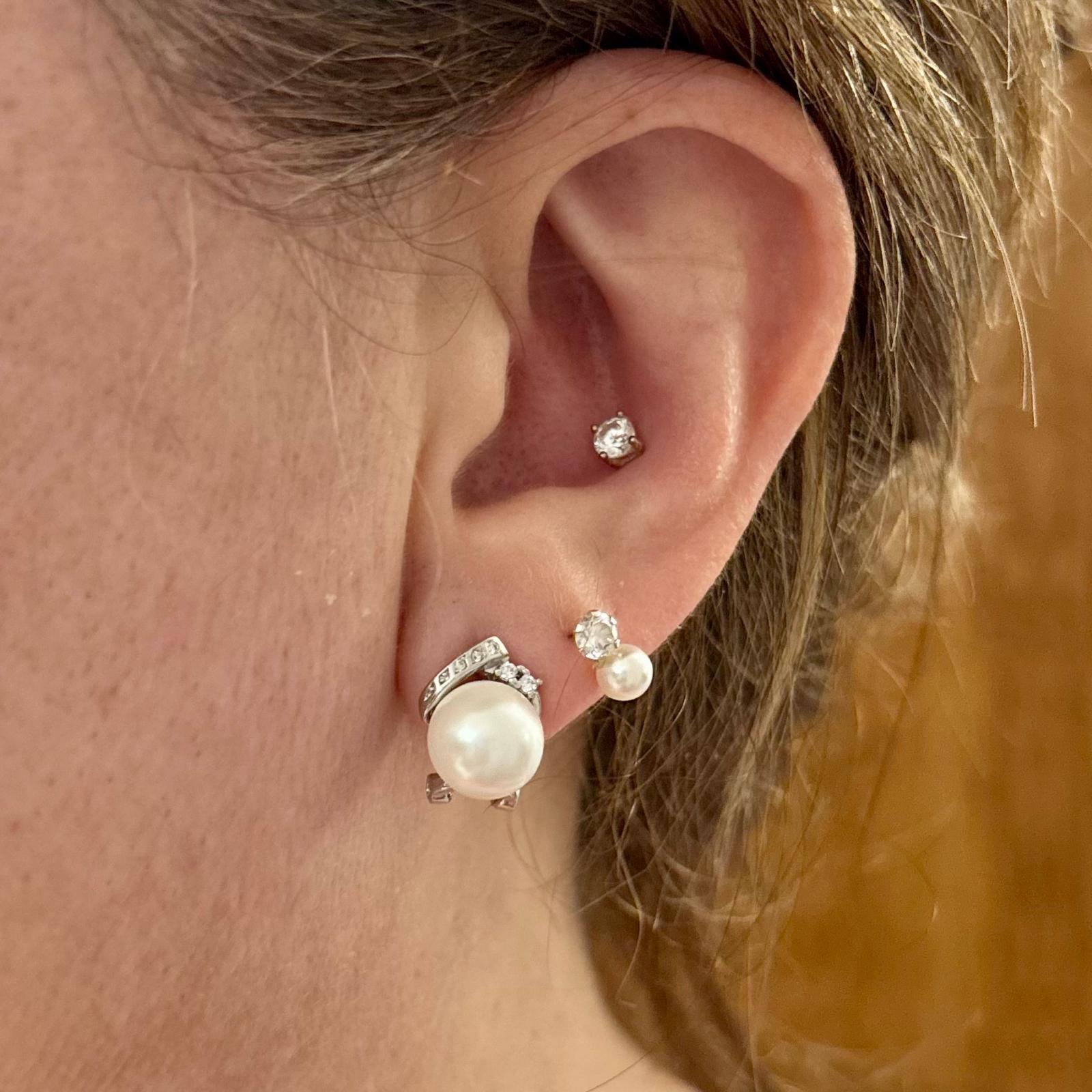 Pendientes Perlas cultivadas en Plata de ley rodiada y Circonitas cierre omega 4
