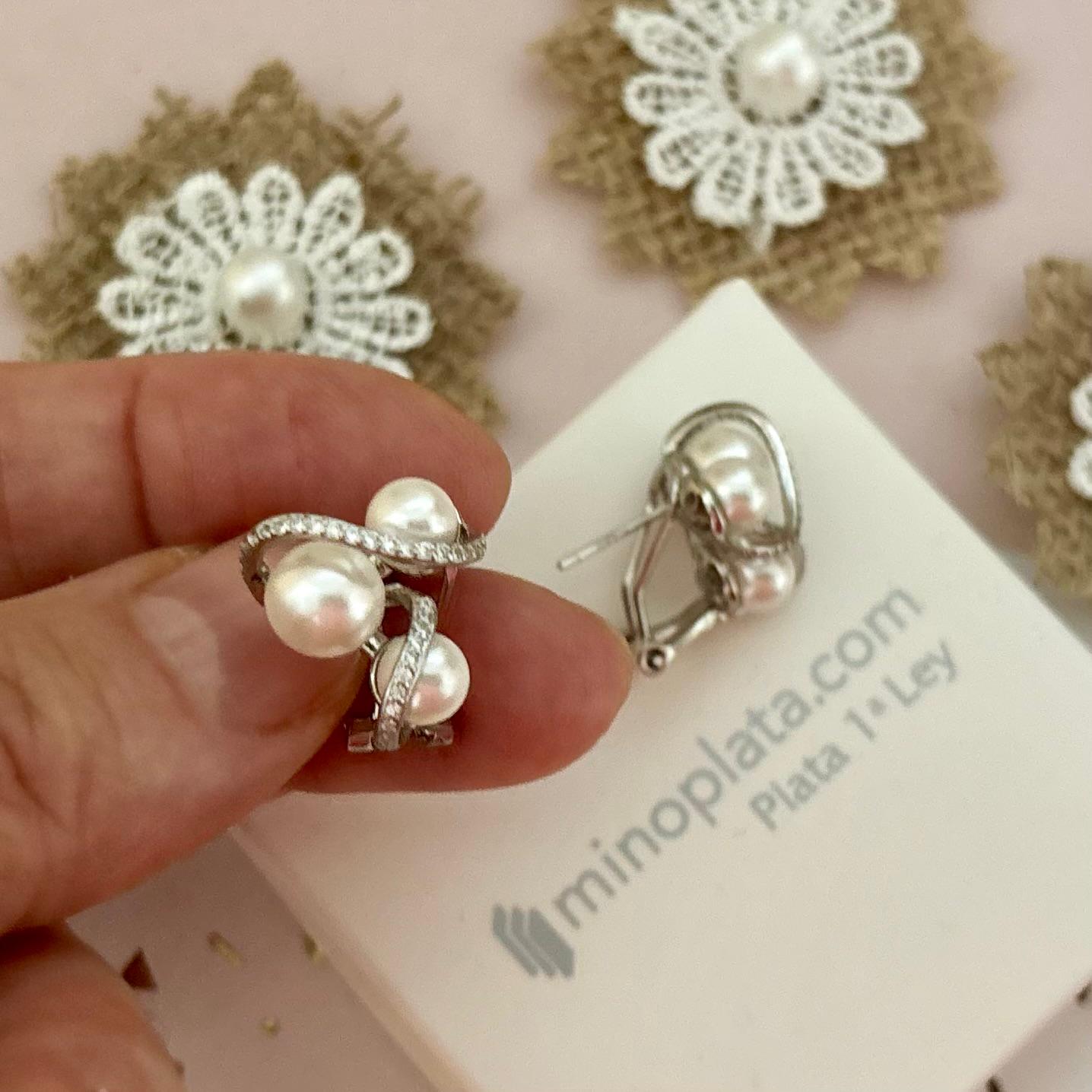 Pendientes tres Perlas cultivadas con Circonitas en Plata de ley rodiada cierre omega 1