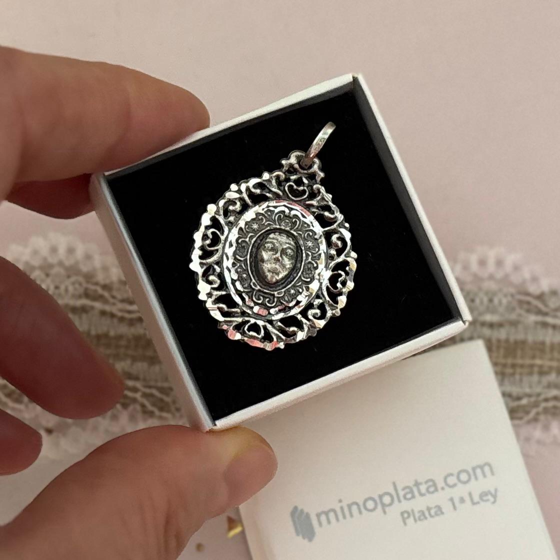 Colgante calado rostro de la Virgen del Rocío de Plata de ley envejecida 25mm x 23mm 3