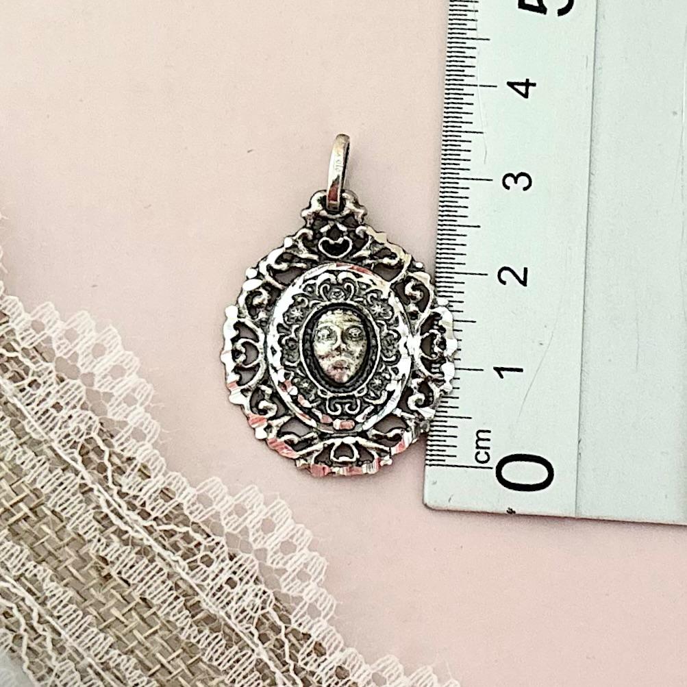 Colgante calado rostro de la Virgen del Rocío de Plata de ley envejecida 25mm x 23mm_1