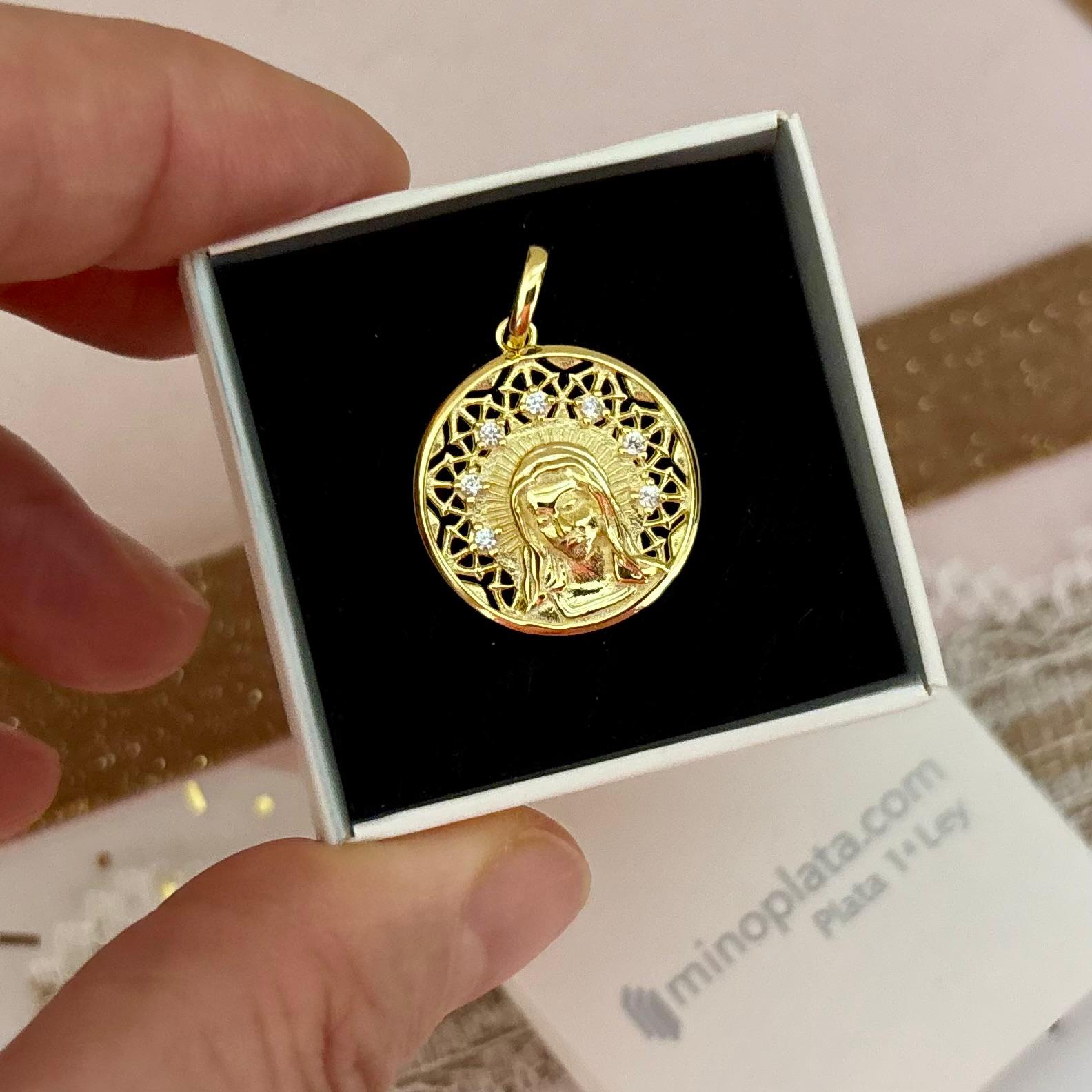 Medalla Virgen María calada de Plata de ley chapada en Oro con Circonitas 18mm 2