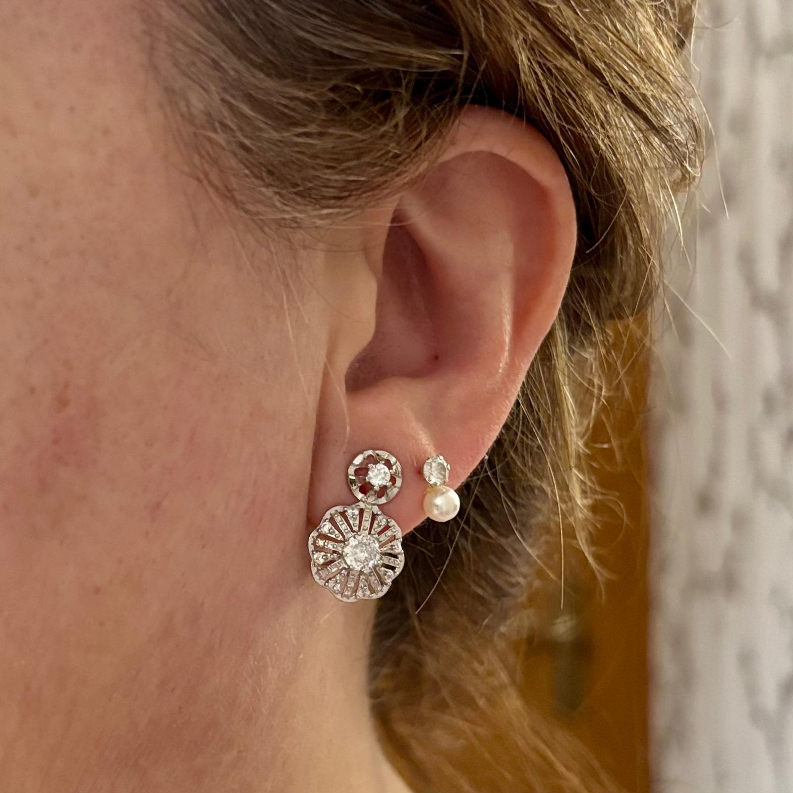 Pendientes de Plata de ley rodiada calada con Circonitas y cierre omega 5