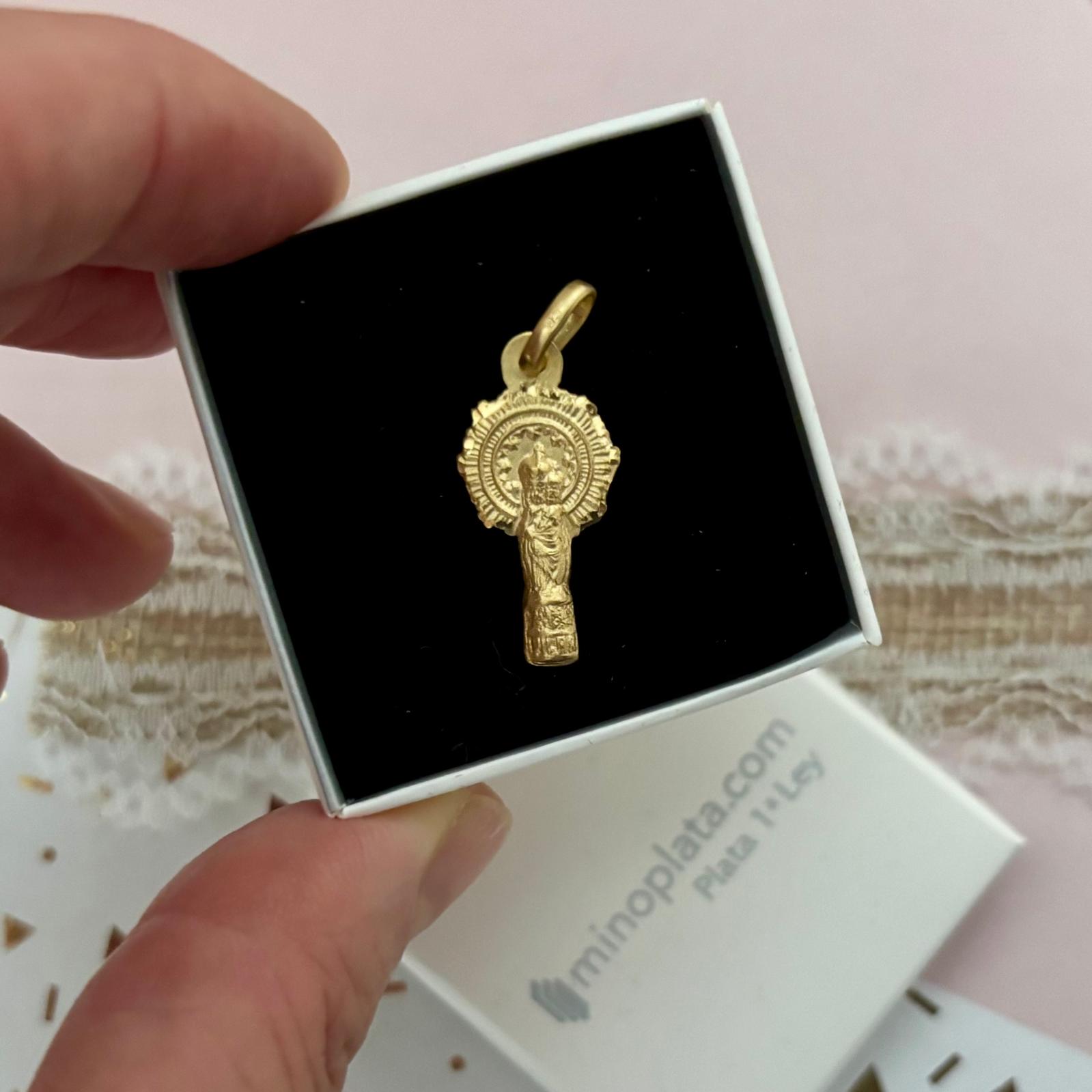 Medalla silueta de la Virgen del Pilar de Plata bañada en Oro 12x23mm 6