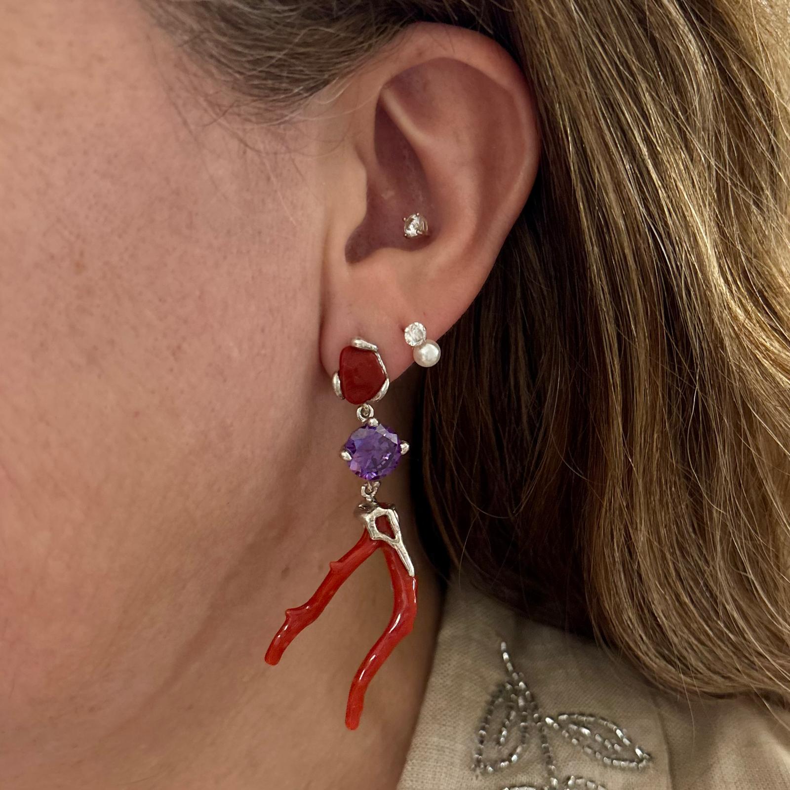 Pendientes largos de Coral rojo y Circonita lila en Plata de ley rodiada