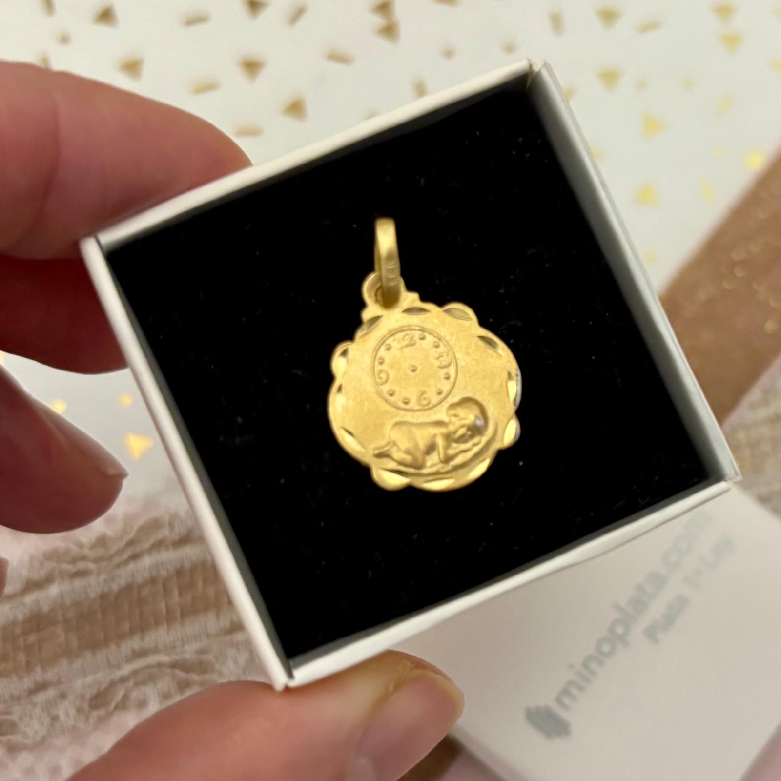 Medalla nacimiento reloj de Plata de ley chapada en Oro 16x20mm_1