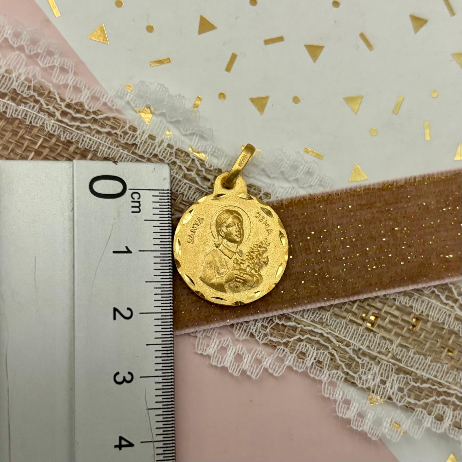 Medalla Santa Gema 19mm de Plata de ley chapada en Oro 3