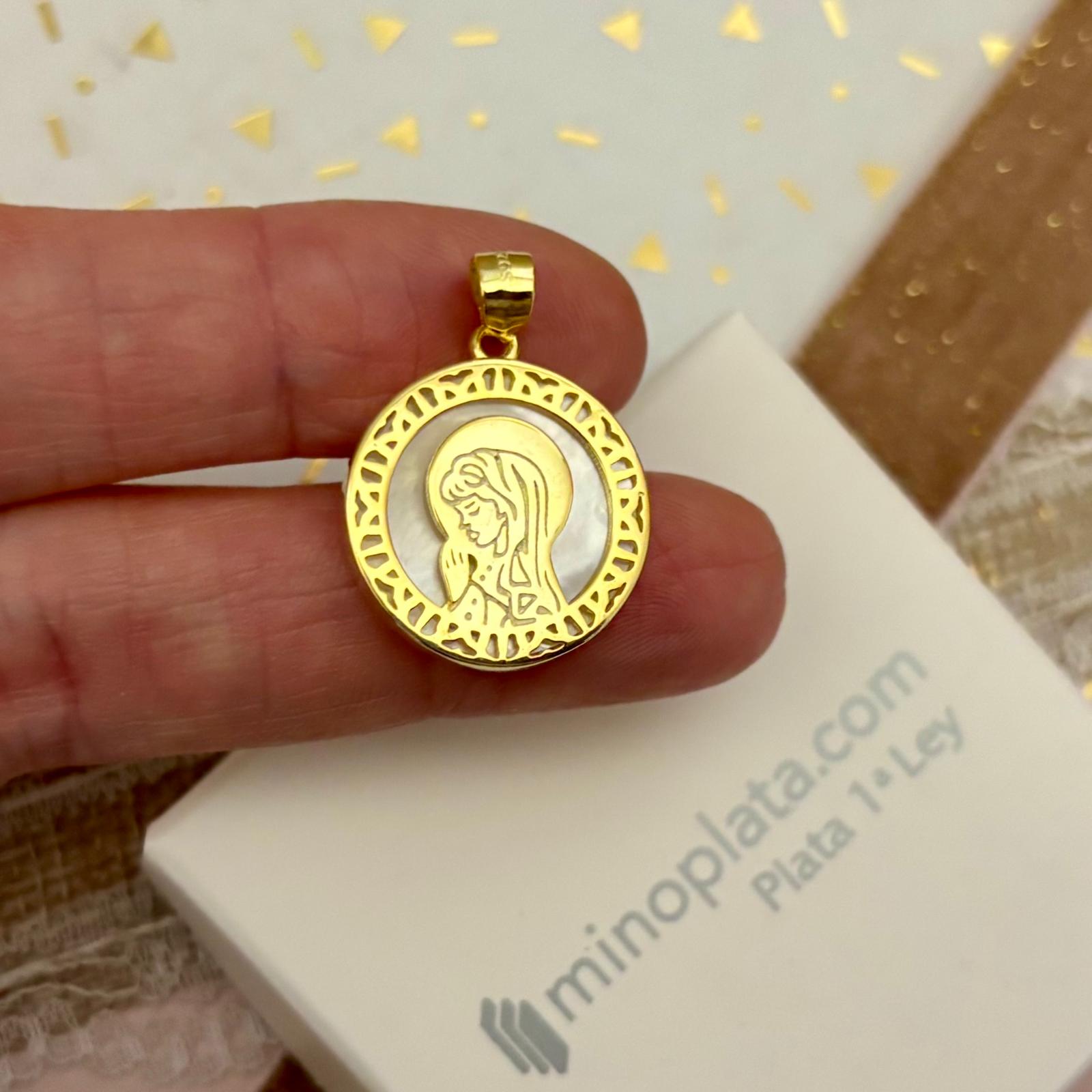 Medalla Virgen Niña de Plata de ley baño de Oro y Nácar 19mm 4