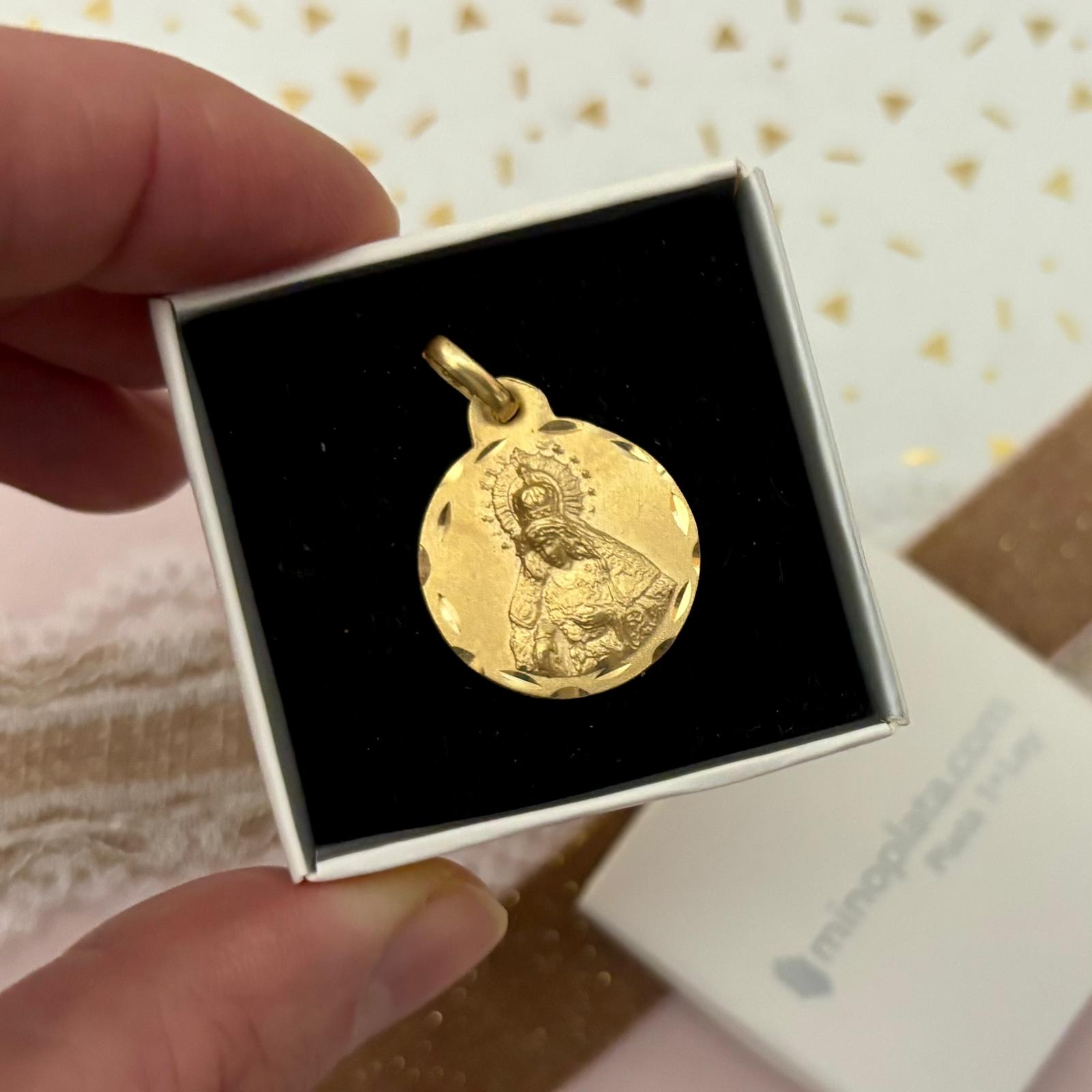 Medalla Virgen Macarena 19mm de Plata de ley chapada en Oro_1