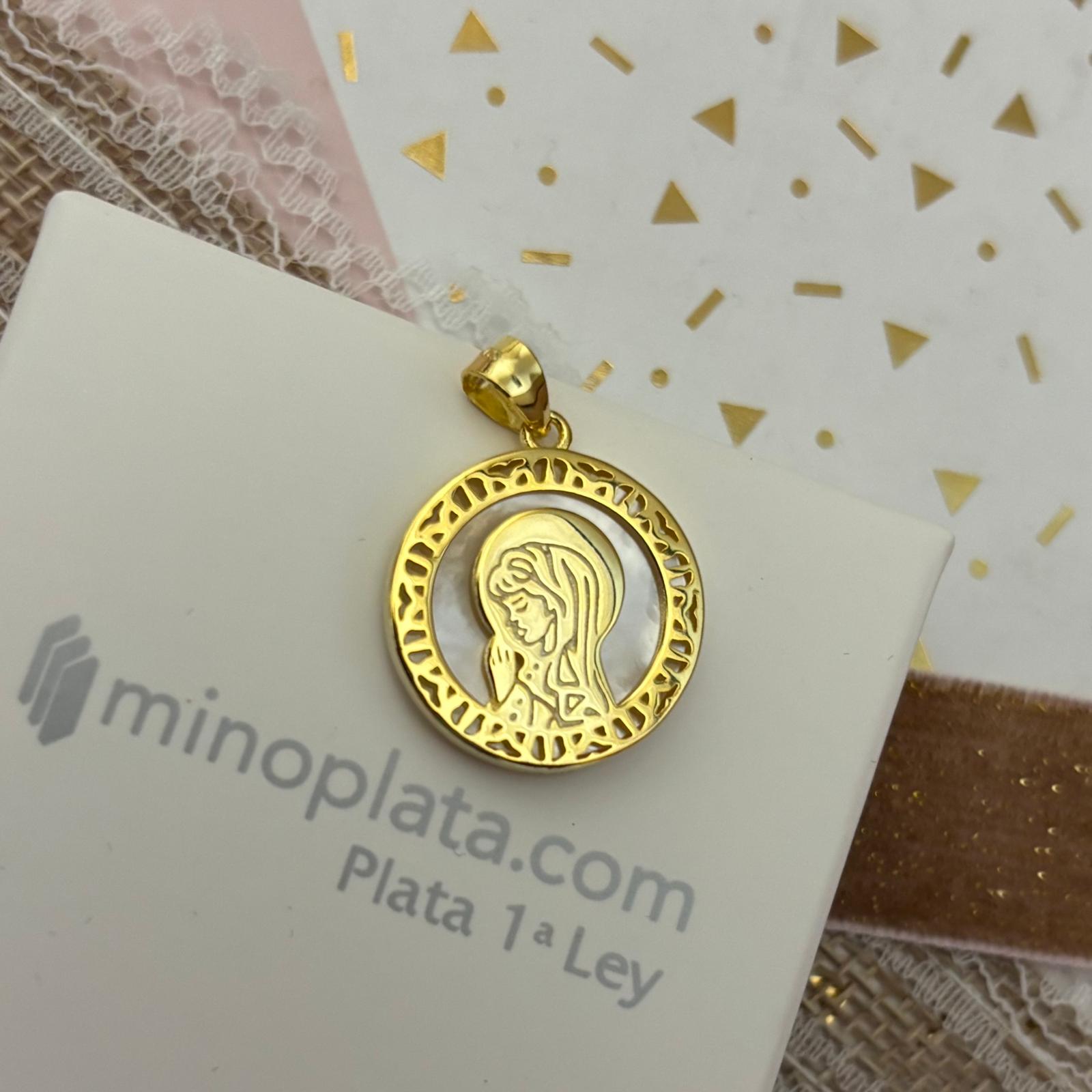 Medalla Virgen Niña de Plata de ley baño de Oro y Nácar 19mm