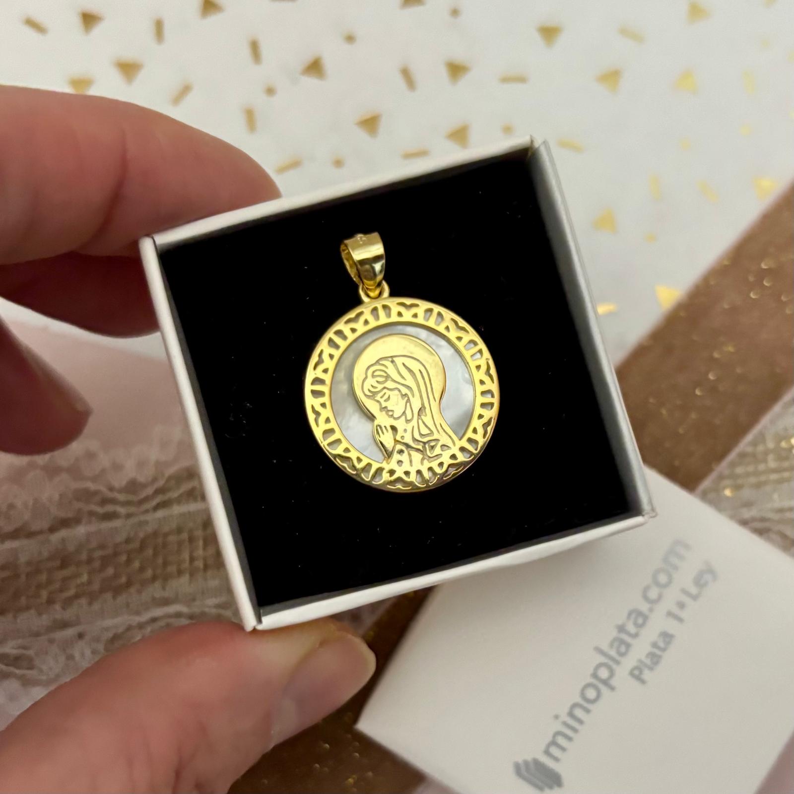 Medalla Virgen Niña de Plata de ley baño de Oro y Nácar 19mm 3