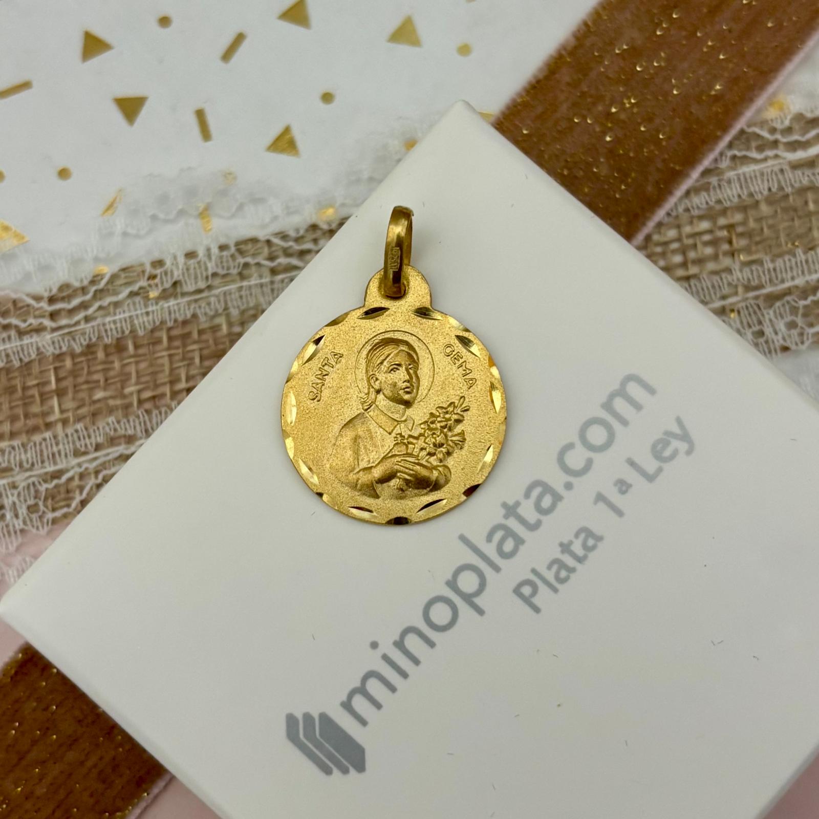 Medalla Santa Gema 19mm de Plata de ley chapada en Oro 5