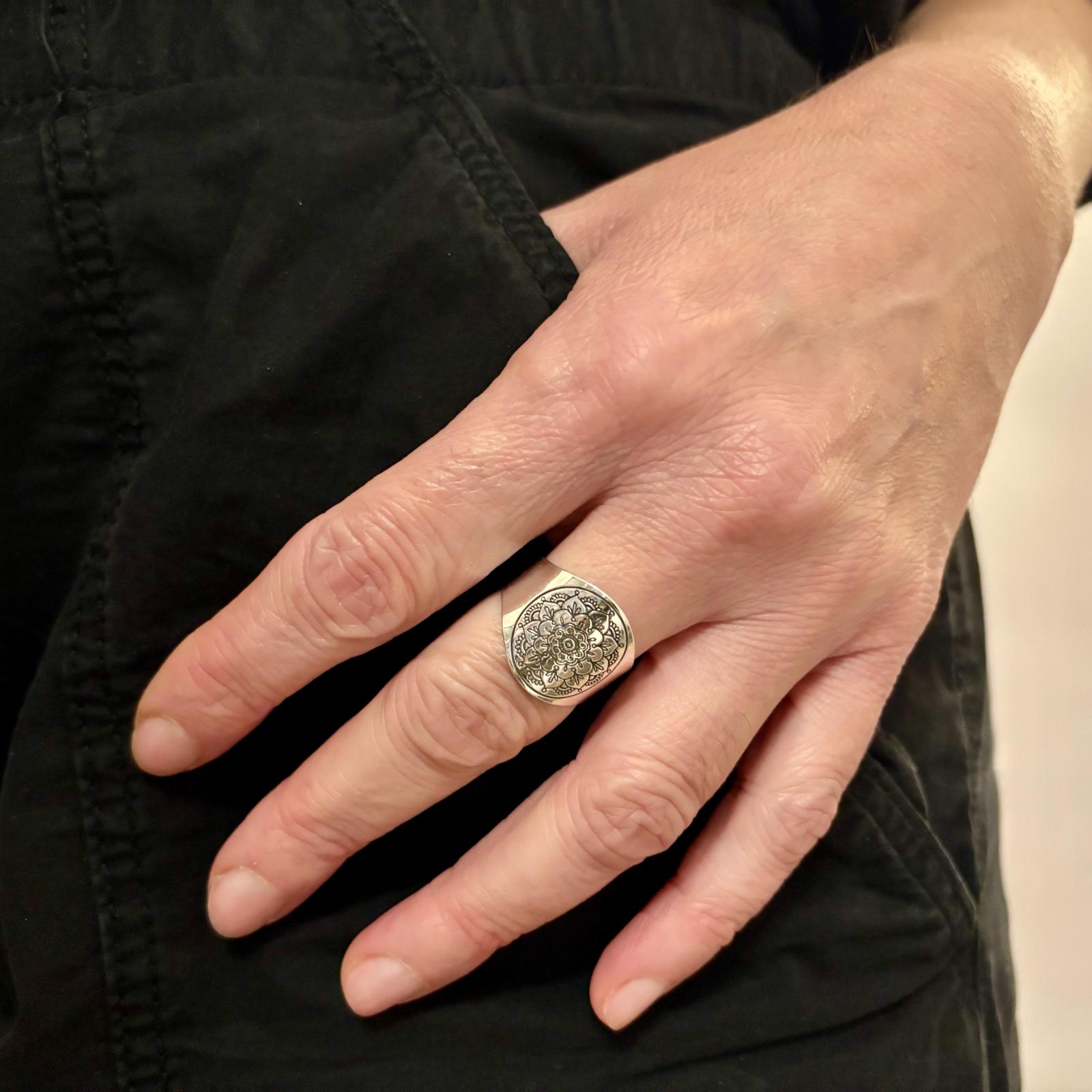 Anillo grabado láser flor de Plata de ley 5