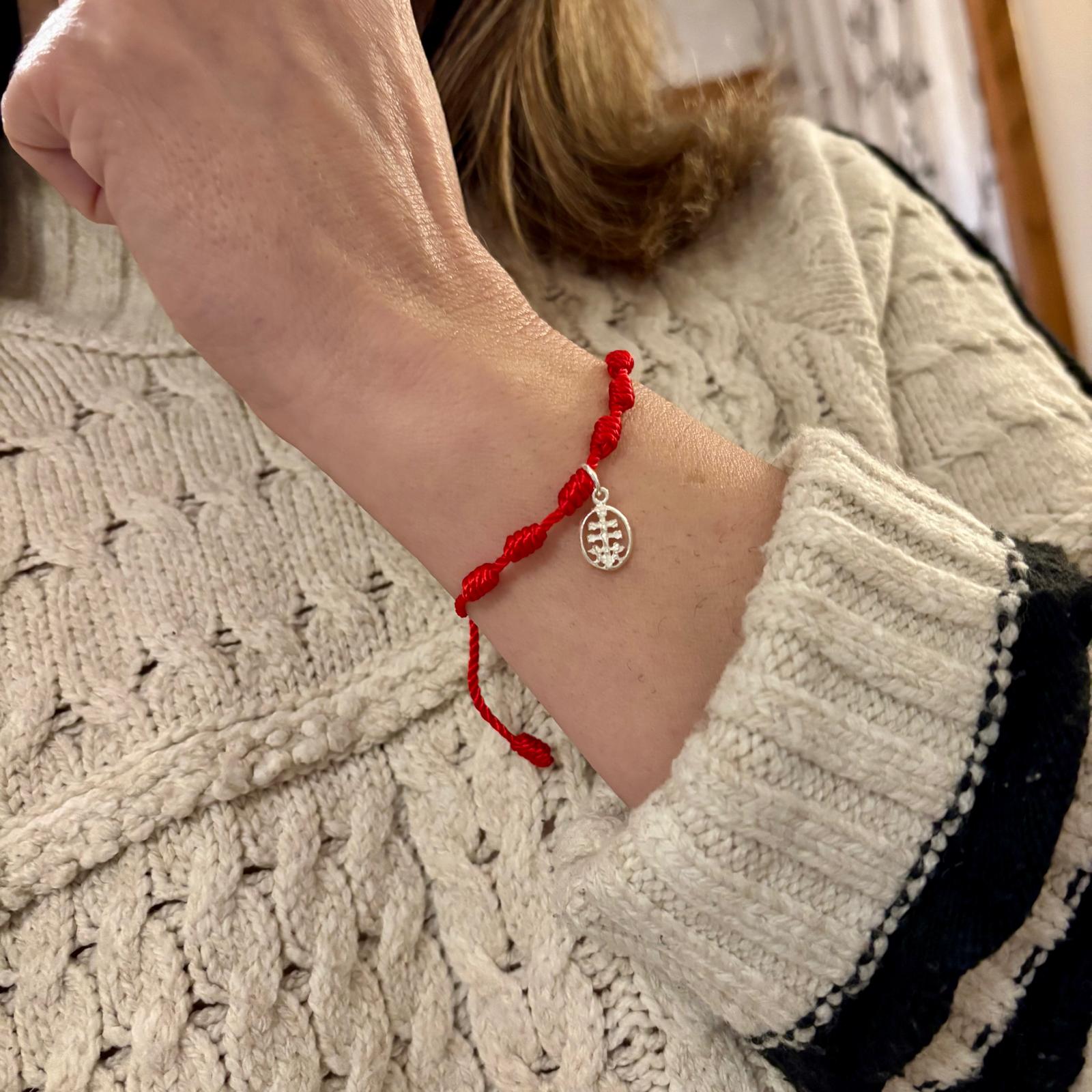 Pulsera roja siete nudos de seda ajustable con medalla ovalada Cruz de Caravaca de Plata de ley 925 4