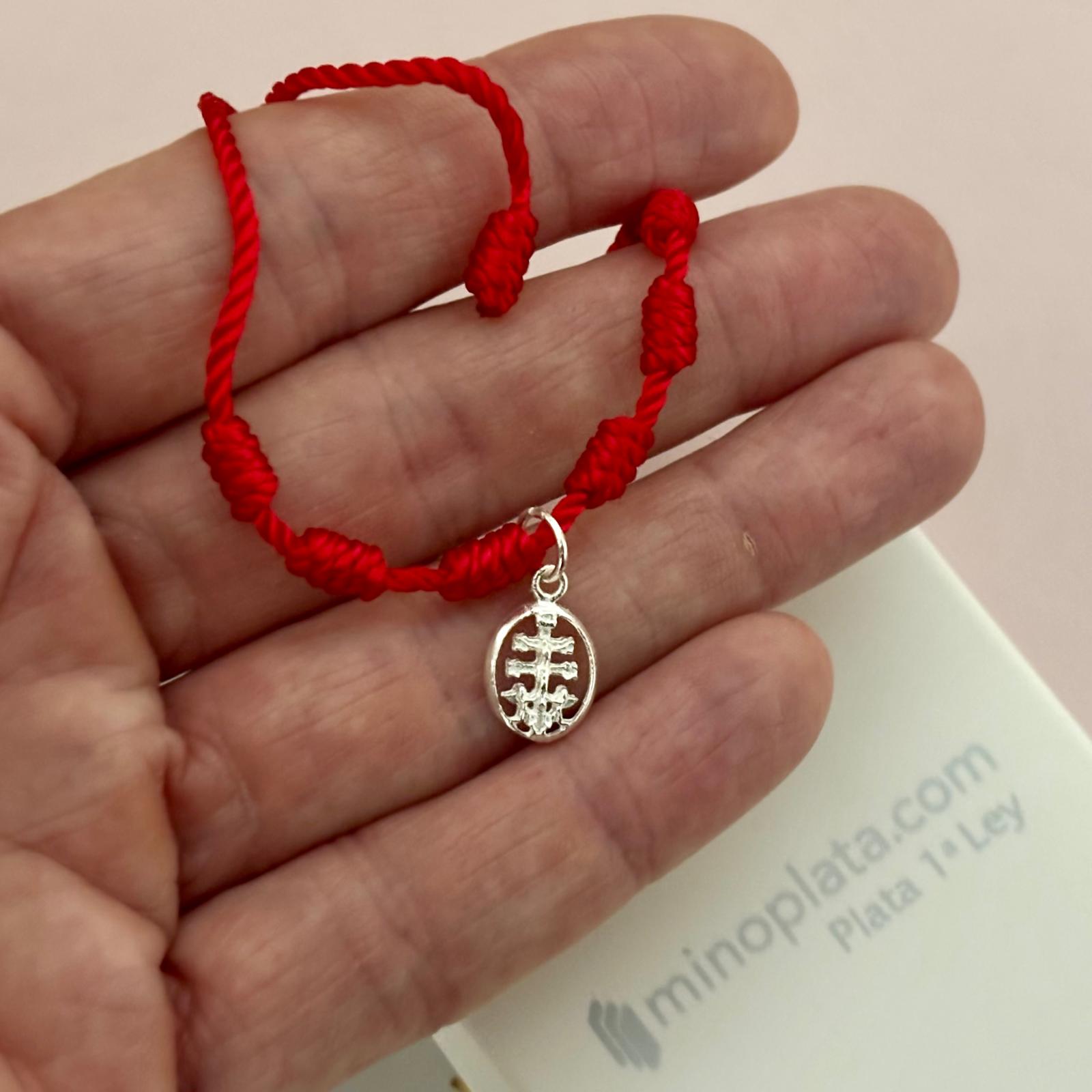 Pulsera roja siete nudos de seda ajustable con medalla ovalada Cruz de Caravaca de Plata de ley 925