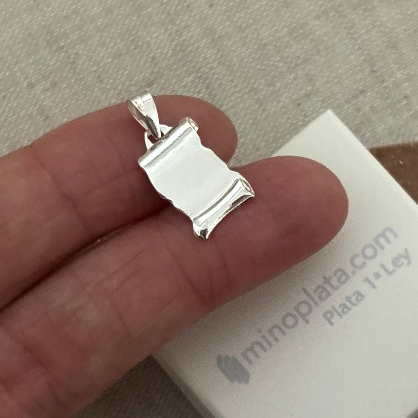 Colgante pergamino pequeño de Plata de ley 925 13mm x 11 mm 3