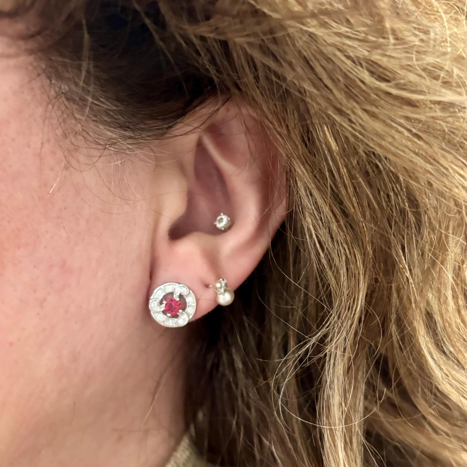 Pendientes de Plata rodiada con Circonitas blancas y rubí 3