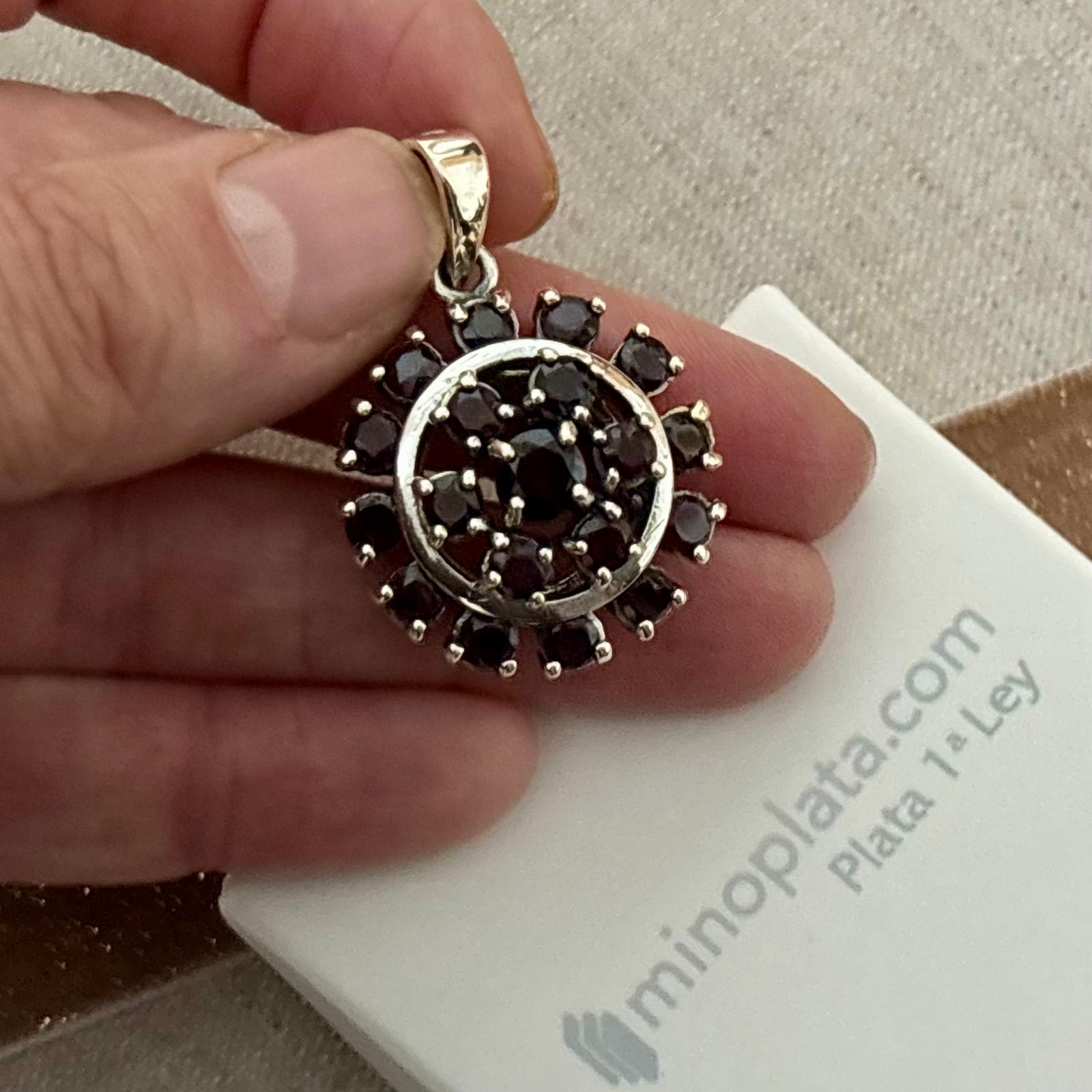 Colgante medallón de Plata de ley vieja con piedras naturales Granates