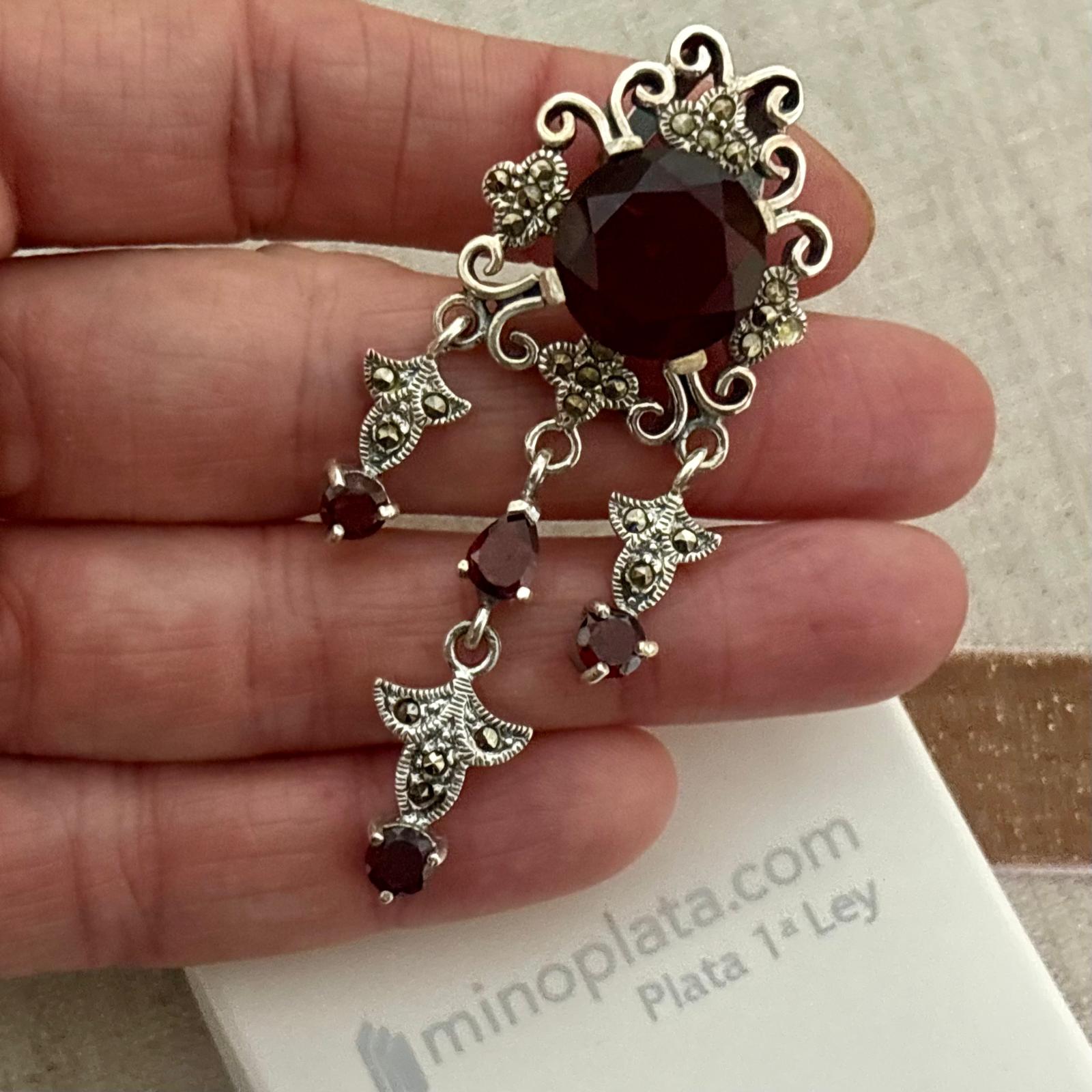 Colgante largo de Plata de ley envejecida con piedras naturales Granates y Marquesitas